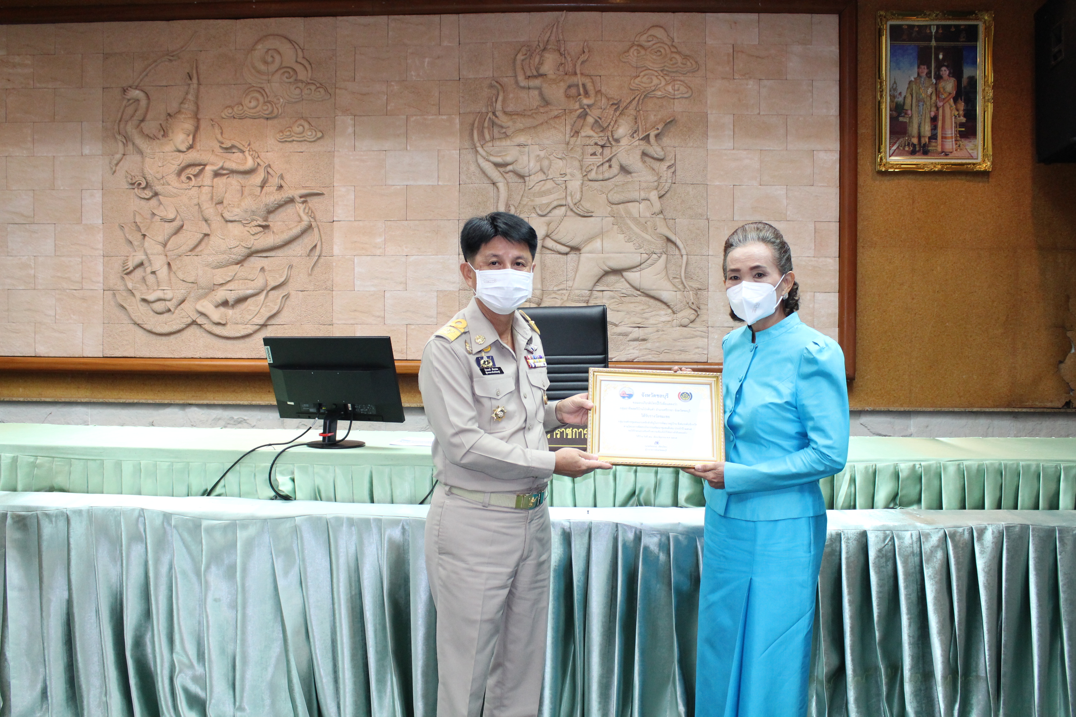 ผู้ว่าฯ ชลบุรี มอบโล่รางวัลสิงห์ทอง และเกียรติบัตร แก่ผู้นำและชุมชน ในการคัดสรรกิจกรรมพัฒนาชุมชนดีเด่นระดับจังหวัด ปี 2565