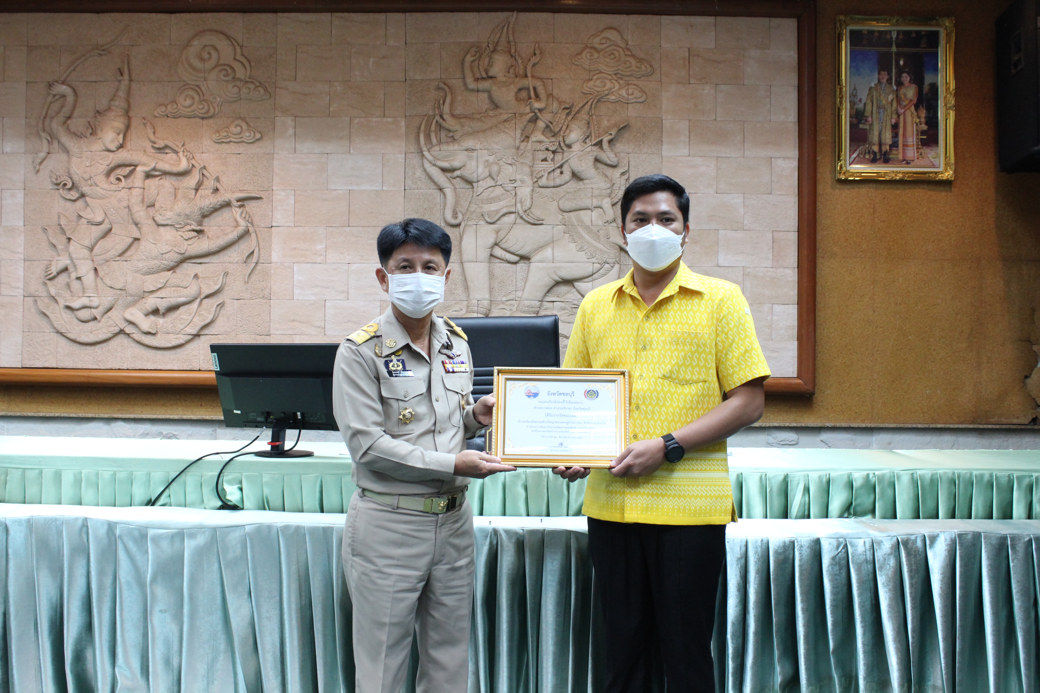 ผู้ว่าฯ ชลบุรี มอบโล่รางวัลสิงห์ทอง และเกียรติบัตร แก่ผู้นำและชุมชน ในการคัดสรรกิจกรรมพัฒนาชุมชนดีเด่นระดับจังหวัด ปี 2565