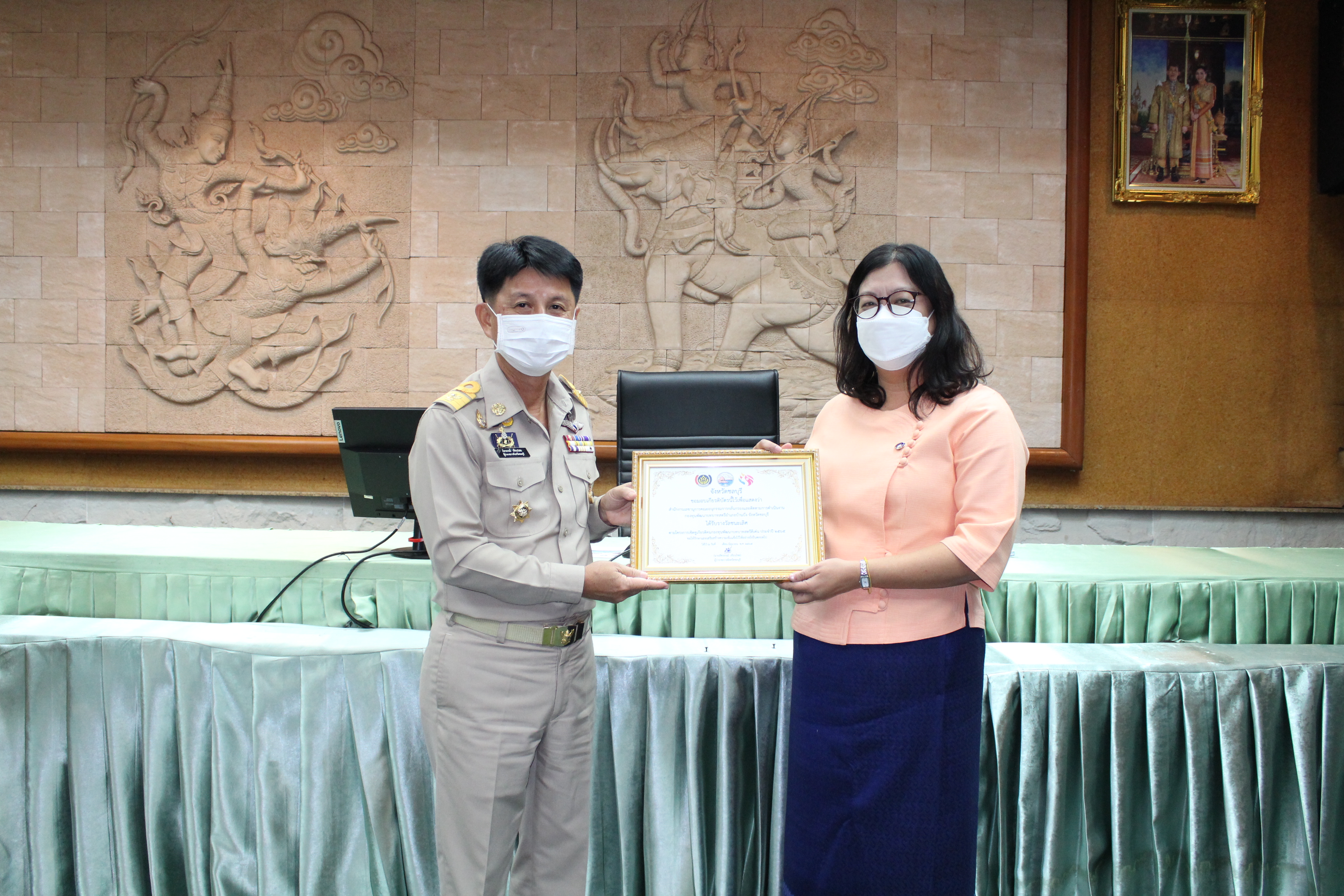 ผู้ว่าฯ ชลบุรี มอบโล่รางวัลสิงห์ทอง และเกียรติบัตร แก่ผู้นำและชุมชน ในการคัดสรรกิจกรรมพัฒนาชุมชนดีเด่นระดับจังหวัด ปี 2565