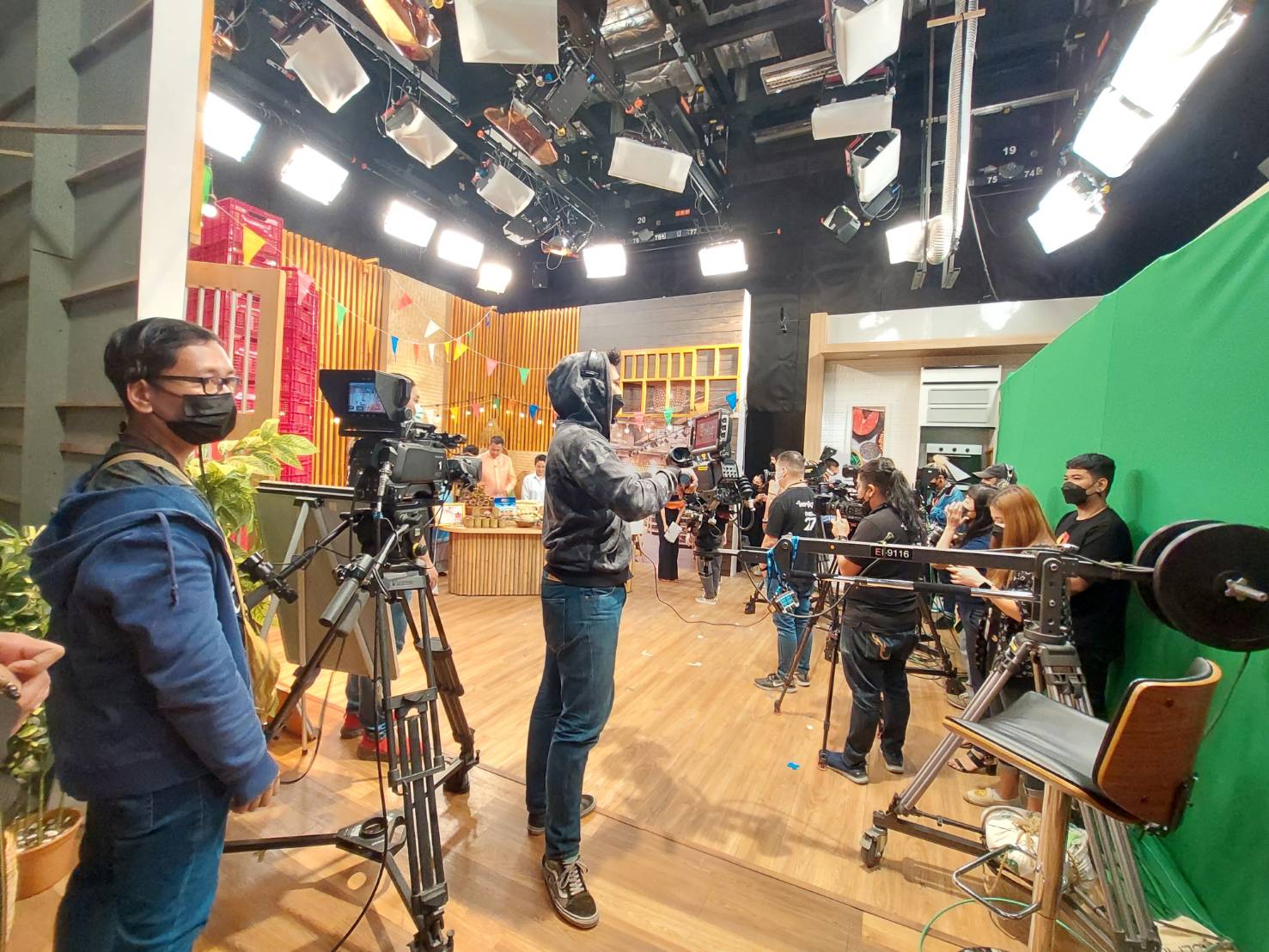 ผู้ว่าฯ ชลบุรี ร่วมบันทึกเทปรายการปากท้องต้องรู้ ช่อง 8