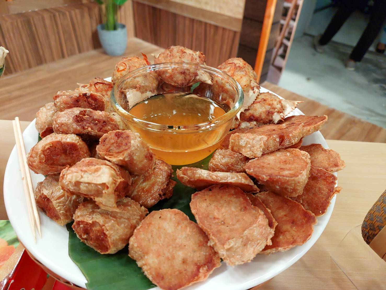 ผู้ว่าฯ ชลบุรี ร่วมบันทึกเทปรายการปากท้องต้องรู้ ช่อง 8