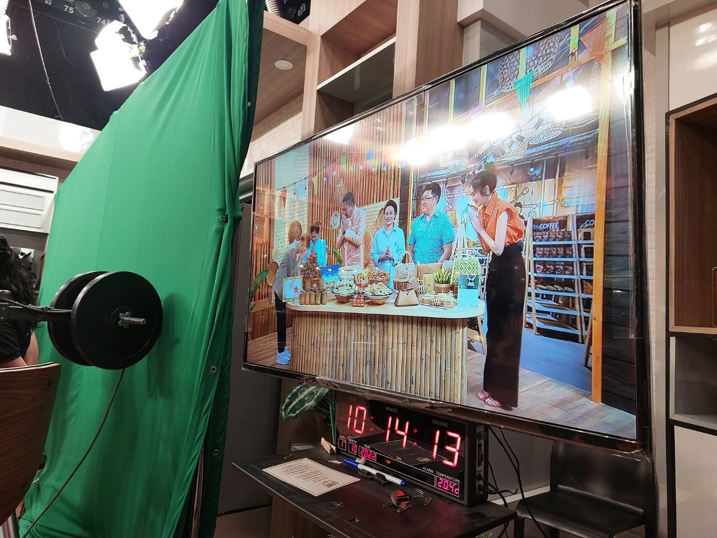 ผู้ว่าฯ ชลบุรี ร่วมบันทึกเทปรายการปากท้องต้องรู้ ช่อง 8