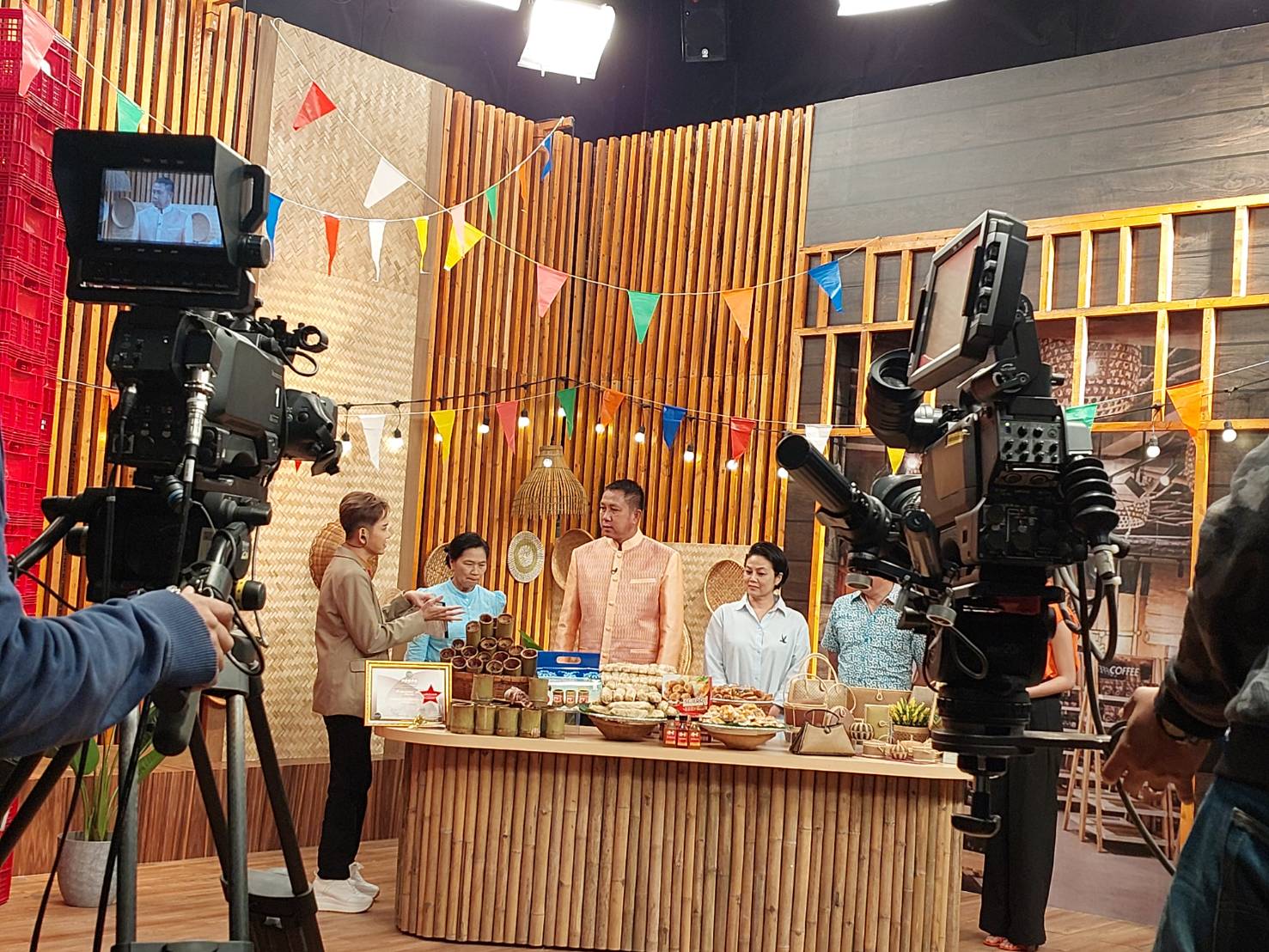 ผู้ว่าฯ ชลบุรี ร่วมบันทึกเทปรายการปากท้องต้องรู้ ช่อง 8