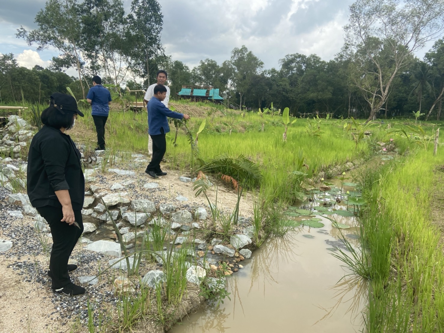 ผู้ตรวจราชการกรมลงพื้นที่ติดตามผลการดำเนินงาน “โคก หนอง นา โมเดล”