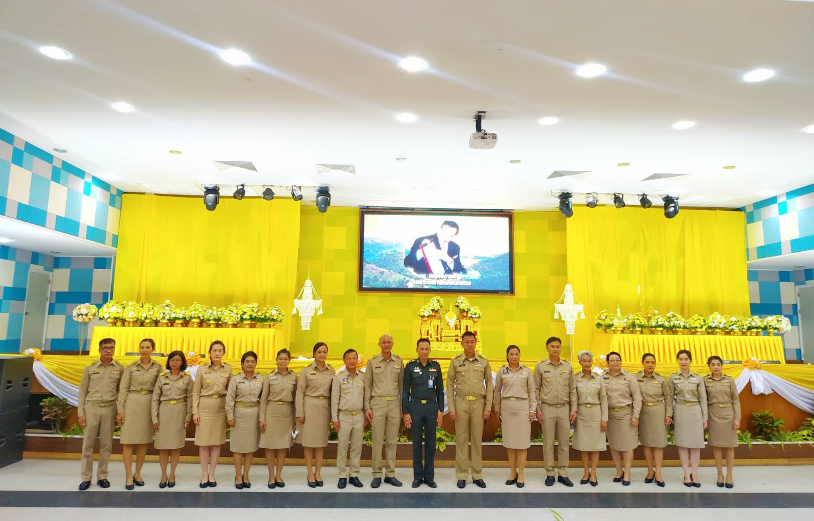 #พช.ชลบุรี# ร่วมพิธีถวายราชสักการะวางพานพุ่มดอกไม้สดเนื่องใน “วันพระบิดาแห่งฝนหลวง” ประจำปี 2565