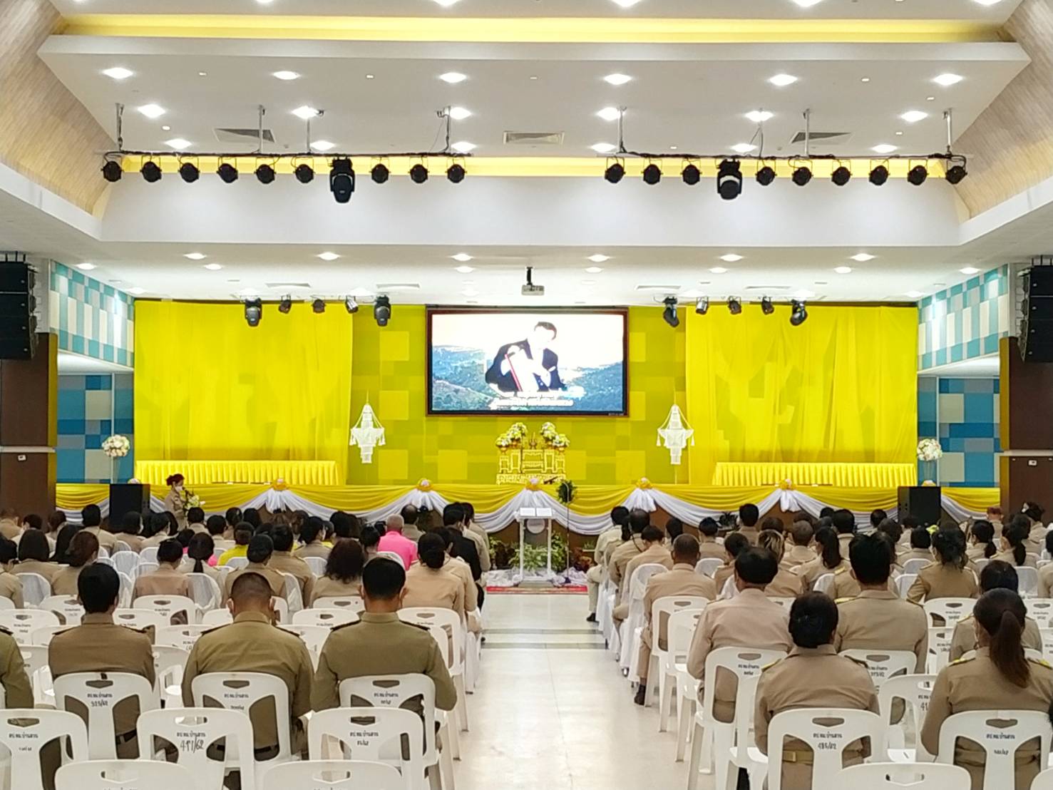 #พช.ชลบุรี# ร่วมพิธีถวายราชสักการะวางพานพุ่มดอกไม้สดเนื่องใน “วันพระบิดาแห่งฝนหลวง” ประจำปี 2565