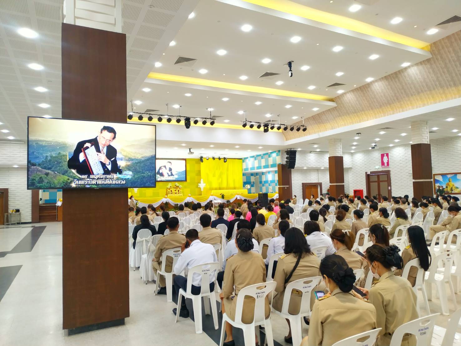 #พช.ชลบุรี# ร่วมพิธีถวายราชสักการะวางพานพุ่มดอกไม้สดเนื่องใน “วันพระบิดาแห่งฝนหลวง” ประจำปี 2565