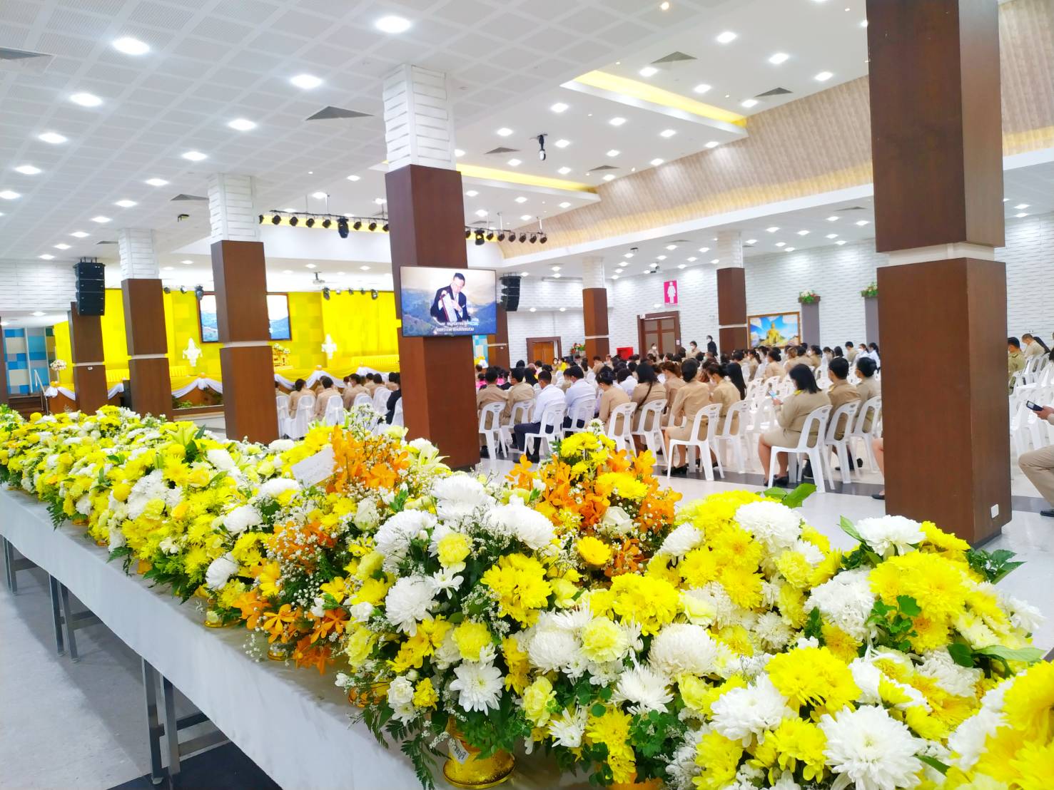 #พช.ชลบุรี# ร่วมพิธีถวายราชสักการะวางพานพุ่มดอกไม้สดเนื่องใน “วันพระบิดาแห่งฝนหลวง” ประจำปี 2565