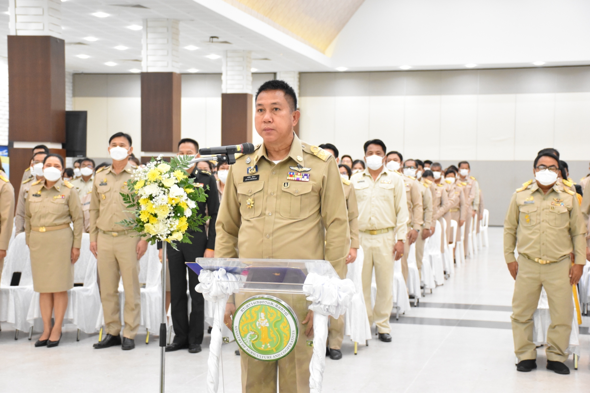 #พช.ชลบุรี# ร่วมพิธีถวายราชสักการะวางพานพุ่มดอกไม้สดเนื่องใน “วันพระบิดาแห่งฝนหลวง” ประจำปี 2565