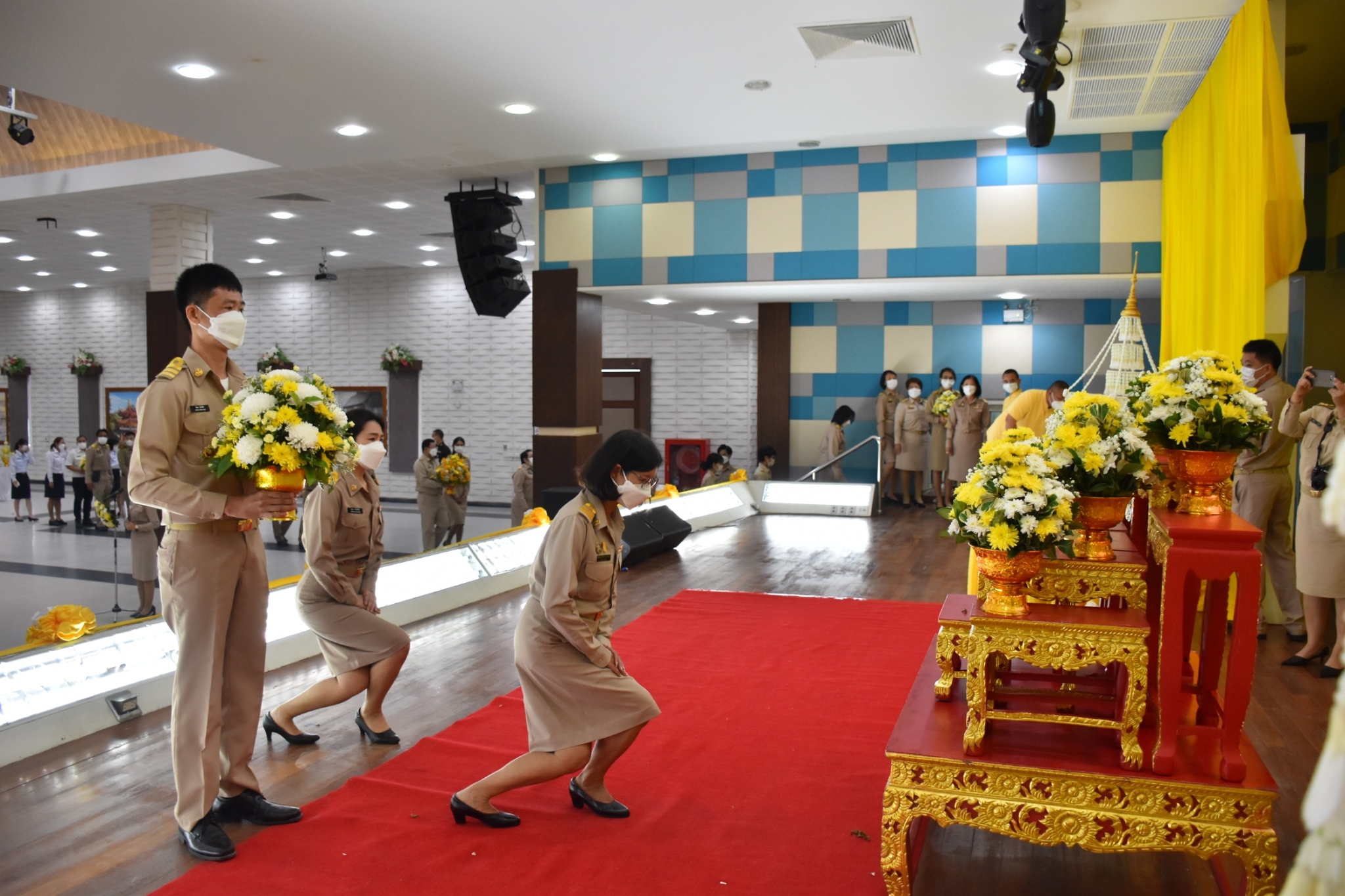 #พช.ชลบุรี# ร่วมพิธีถวายราชสักการะวางพานพุ่มดอกไม้สดเนื่องใน “วันพระบิดาแห่งฝนหลวง” ประจำปี 2565