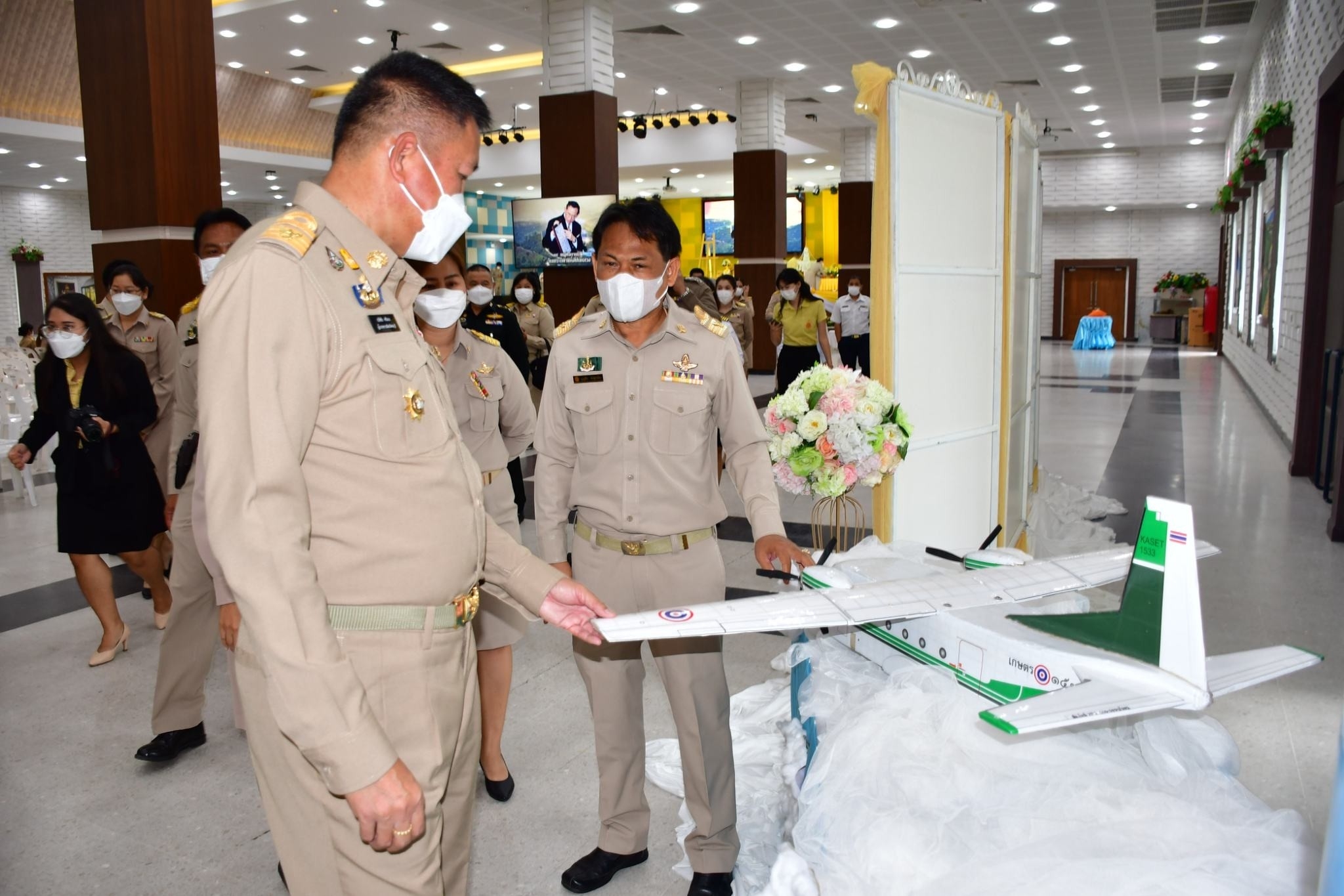 #พช.ชลบุรี# ร่วมพิธีถวายราชสักการะวางพานพุ่มดอกไม้สดเนื่องใน “วันพระบิดาแห่งฝนหลวง” ประจำปี 2565