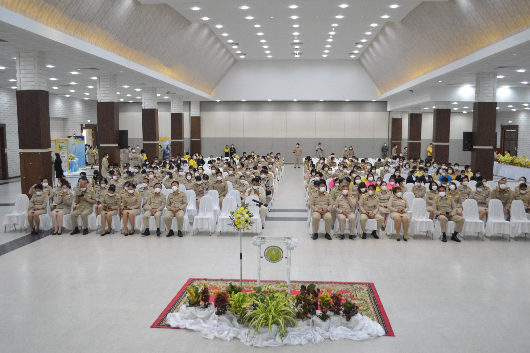 #พช.ชลบุรี# ร่วมพิธีถวายราชสักการะวางพานพุ่มดอกไม้สดเนื่องใน “วันพระบิดาแห่งฝนหลวง” ประจำปี 2565