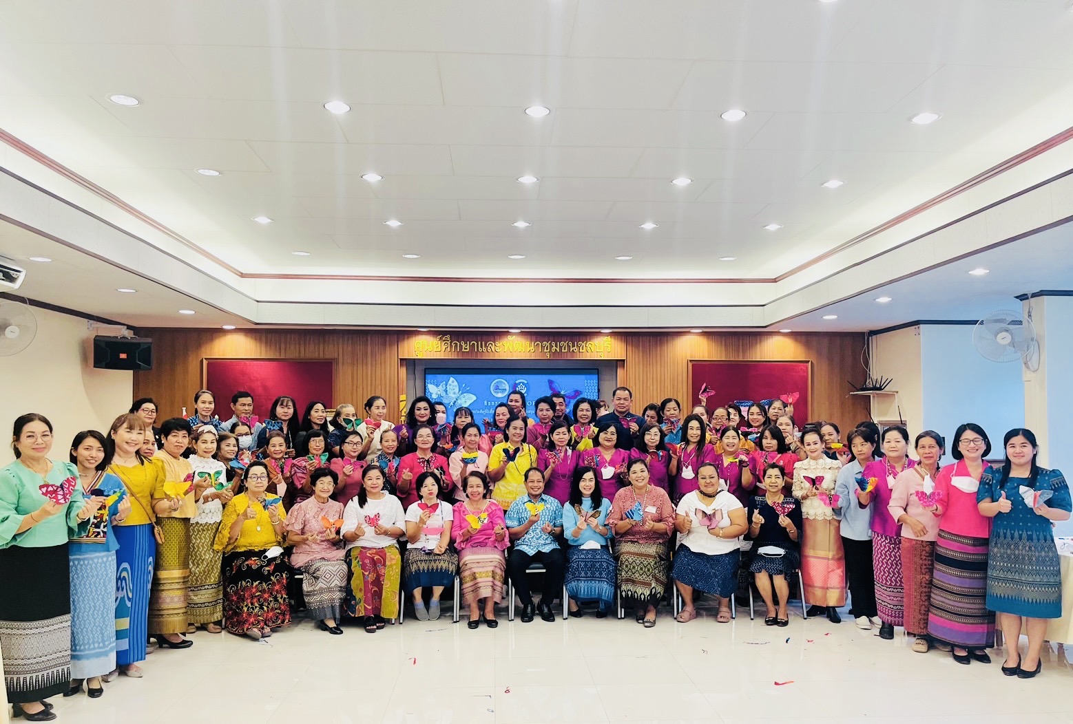 ผู้ว่าฯชลบุรี เป็นประธาน กิจกรรม  “Kick off”  การประดิษฐ์ผีเสื้อจากเศษผ้าไทย