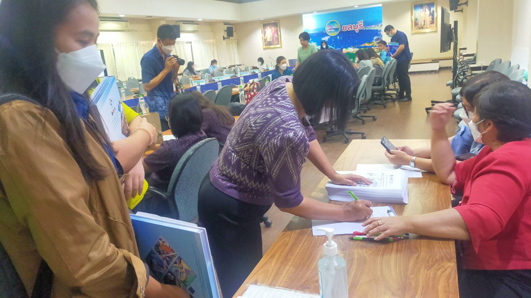 #พช.ชลบุรี# จัดการประชุมเพื่อขับเคลื่อนแนวทางการดำเนินโครงการ/กิจกรรมตามแผนการปฏิบัติงานและแผนการใช้จ่ายงบประมาณ ประจำปี 2566