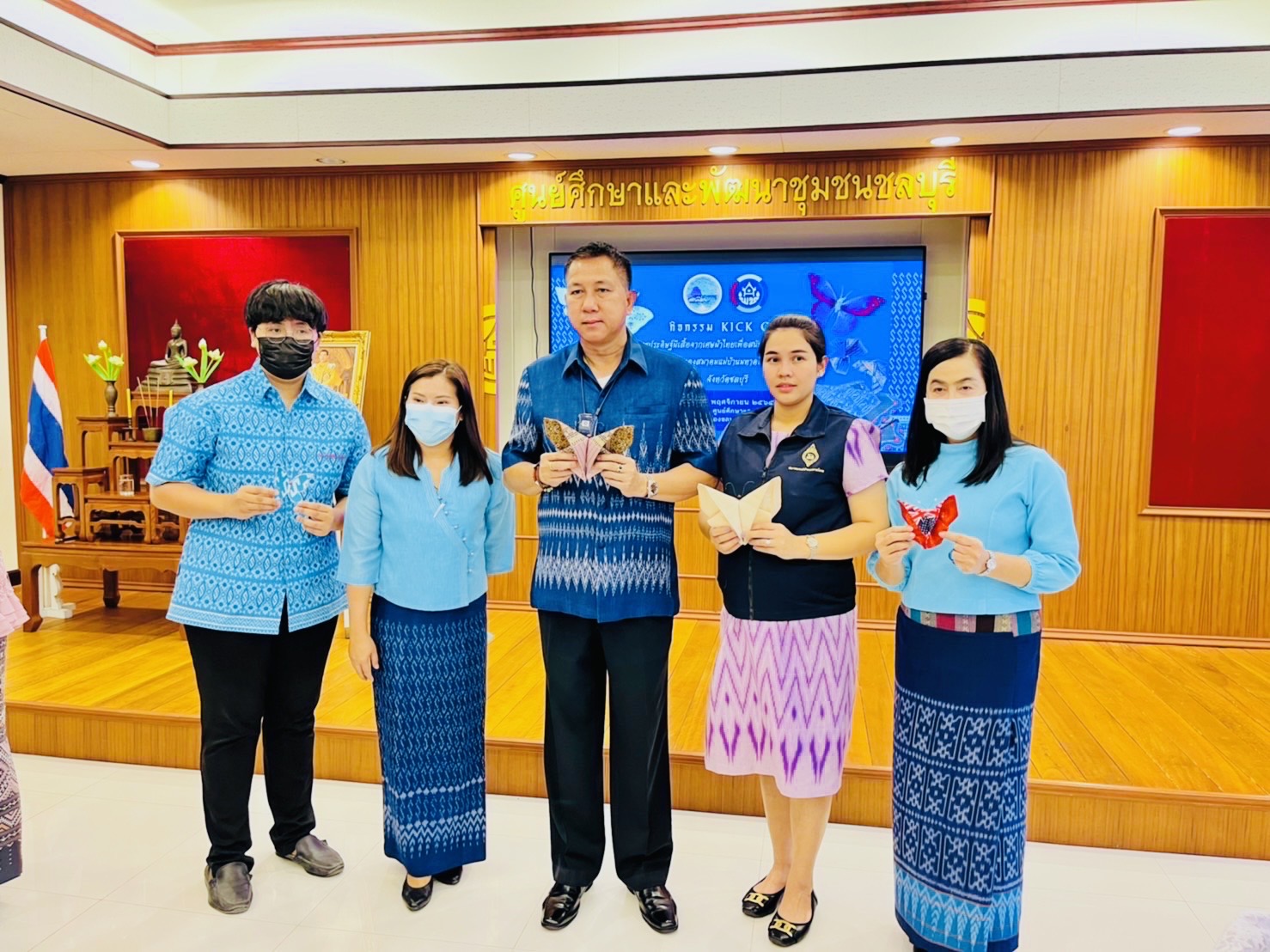 ผู้ว่าฯชลบุรี เป็นประธาน กิจกรรม  “Kick off”  การประดิษฐ์ผีเสื้อจากเศษผ้าไทย