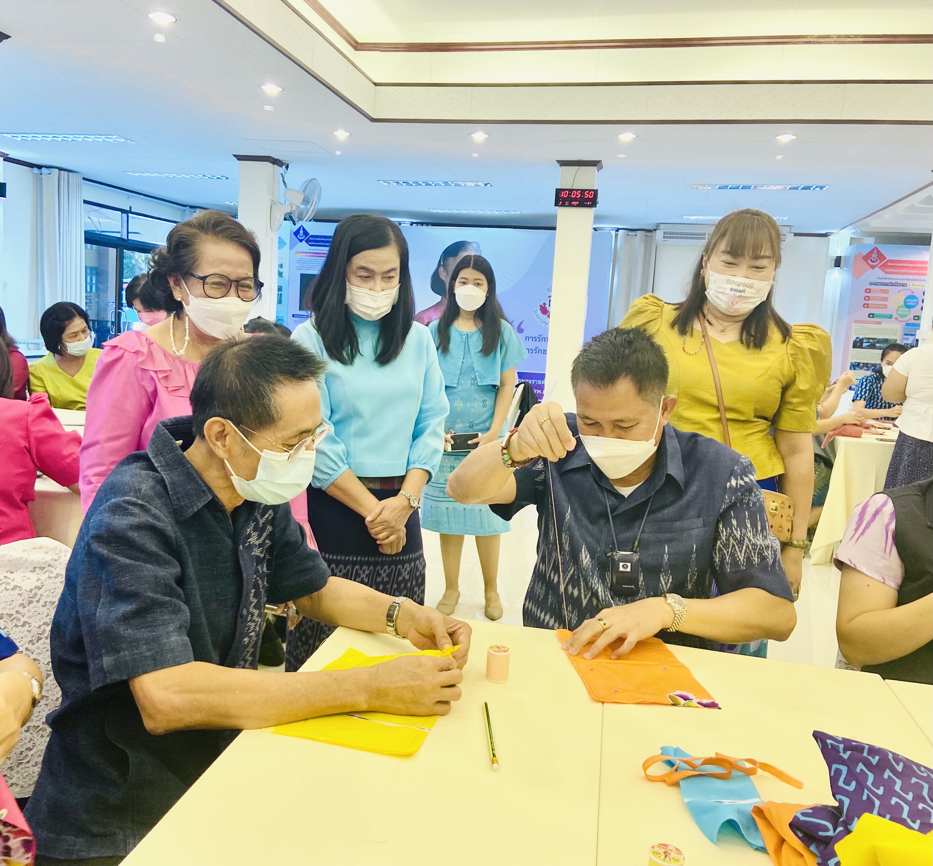 ผู้ว่าฯชลบุรี เป็นประธาน กิจกรรม  “Kick off”  การประดิษฐ์ผีเสื้อจากเศษผ้าไทย