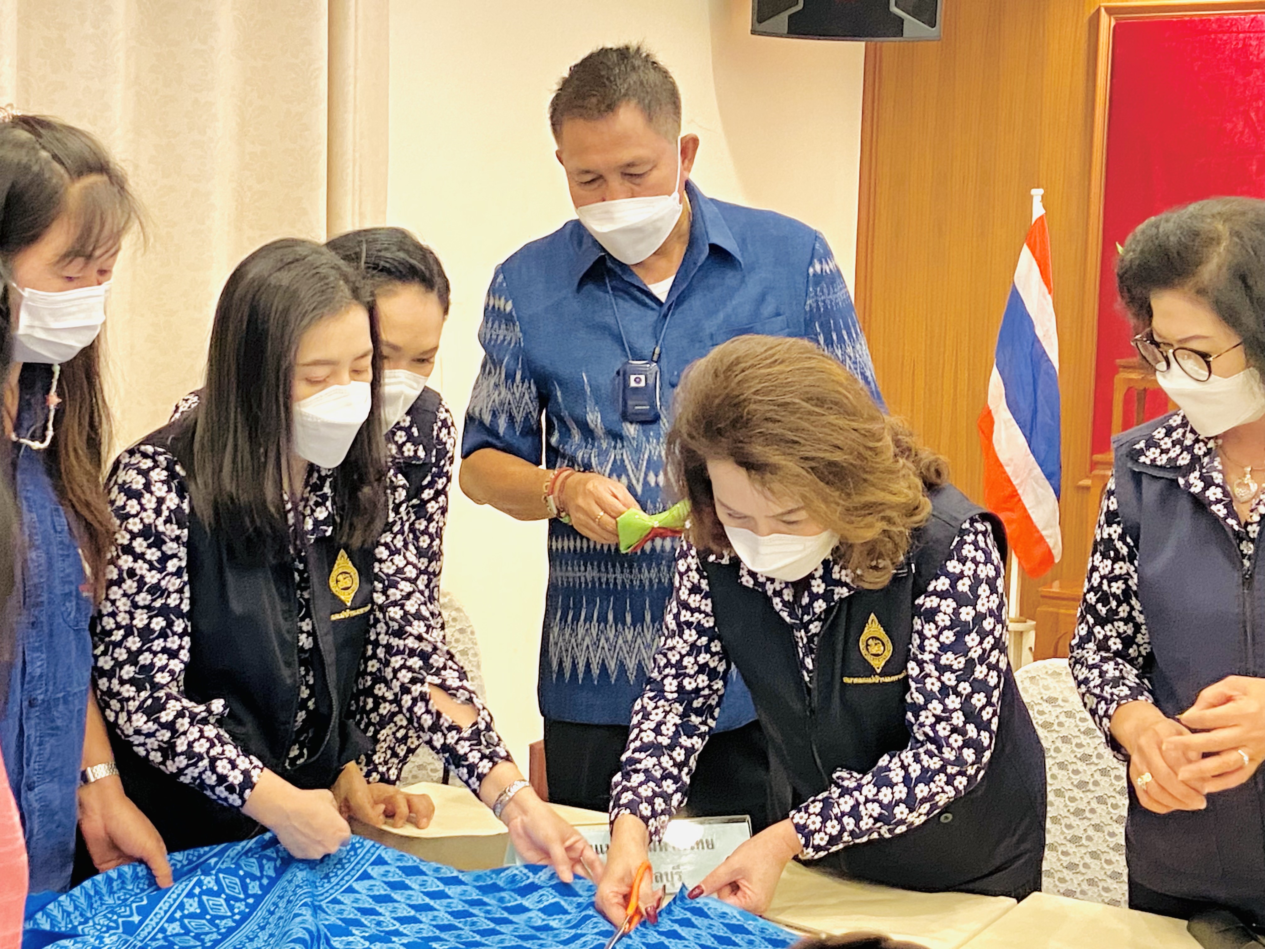 ผู้ว่าฯชลบุรี เป็นประธาน กิจกรรม  “Kick off”  การประดิษฐ์ผีเสื้อจากเศษผ้าไทย