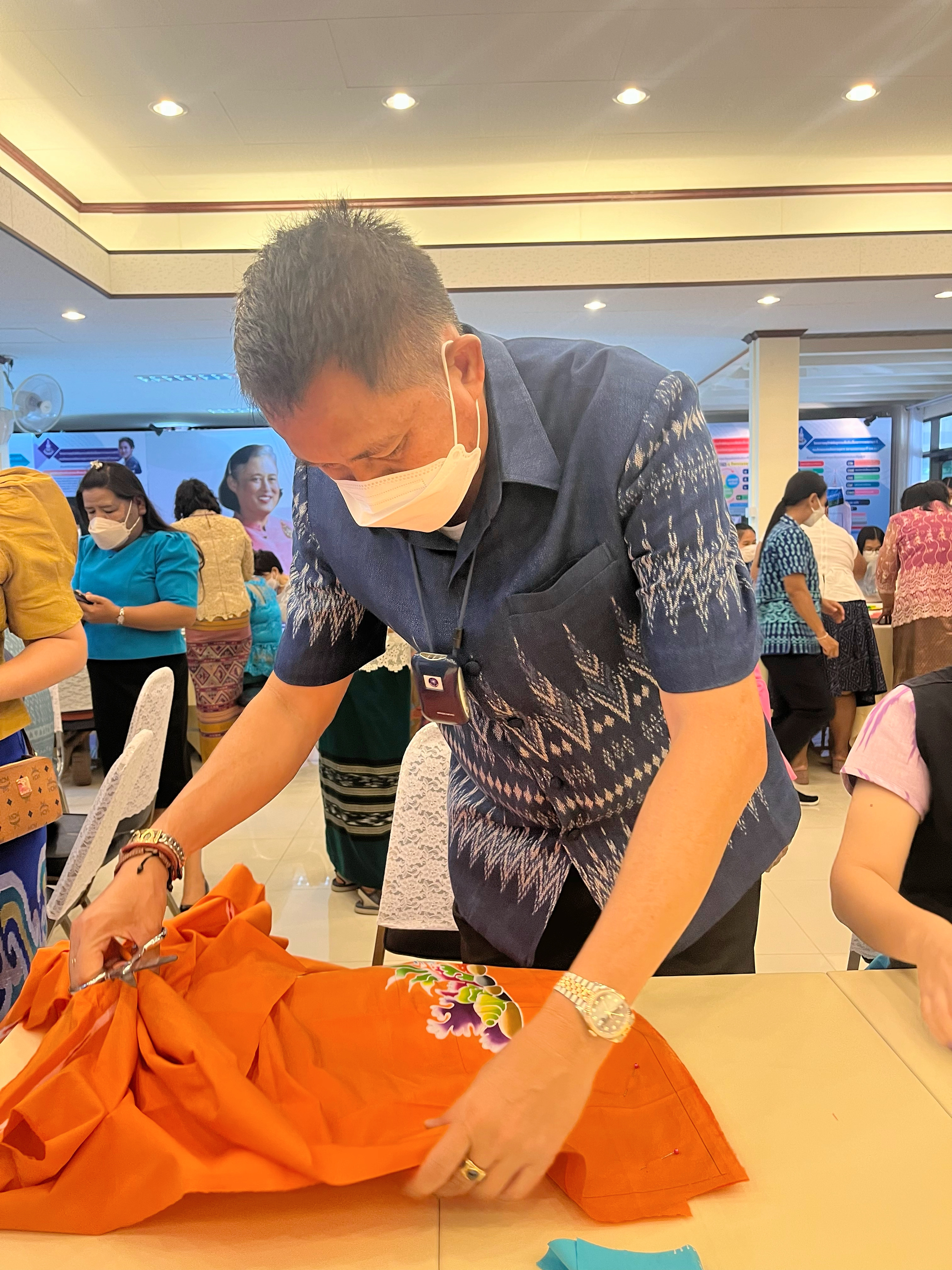 ผู้ว่าฯชลบุรี เป็นประธาน กิจกรรม  “Kick off”  การประดิษฐ์ผีเสื้อจากเศษผ้าไทย