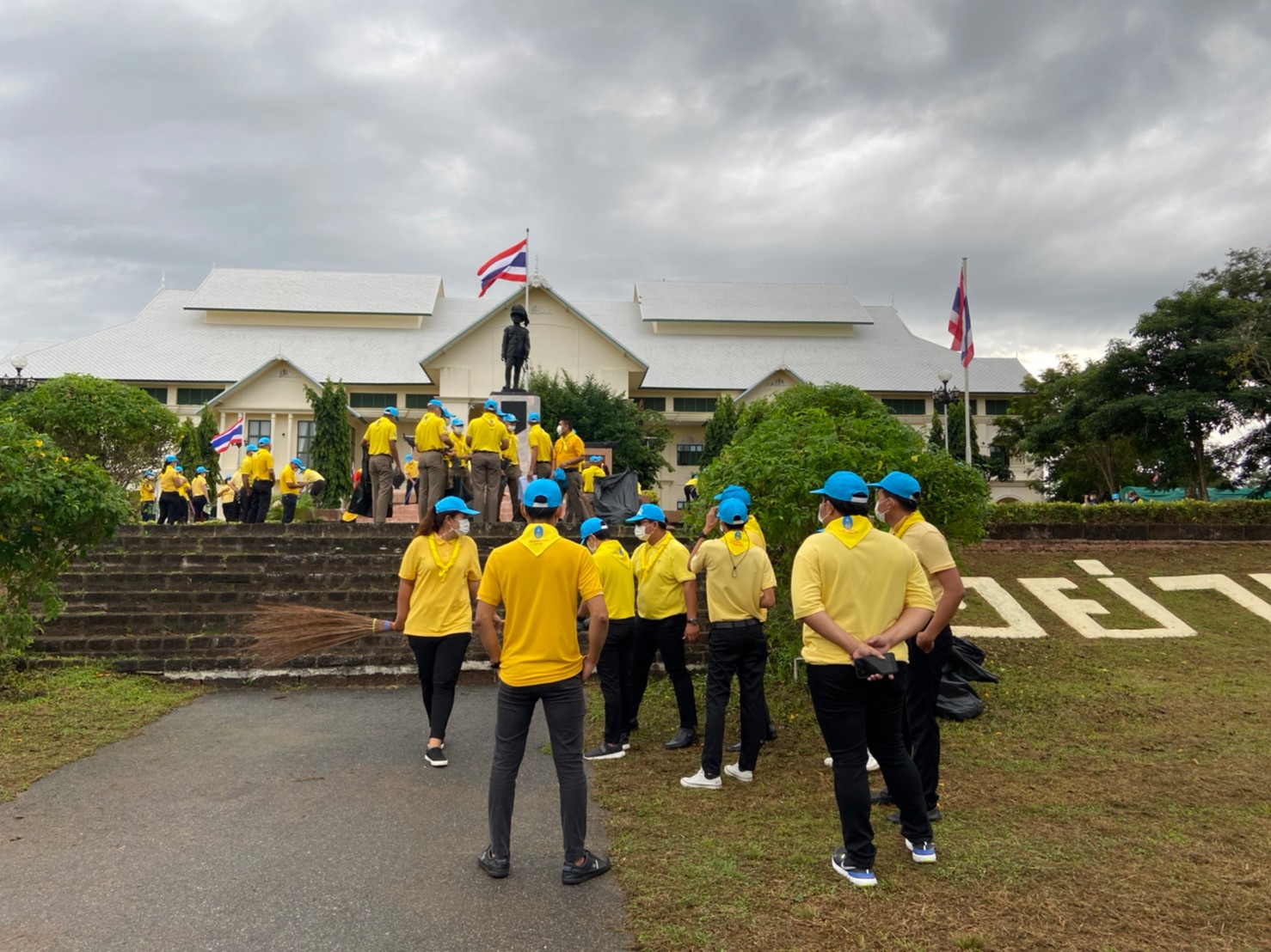 #พช.ชลบุรี# ร่วมกิจกรรมจิตอาสาพัฒนา เนื่องในวันคล้ายวันสวรรคตพระบาทสมเด็จพระมงกุฎเกล้าเจ้าอยู่หัว ณ ค่ายลูกเสือแห่งชาติ อำเภอศรีราชา จังหวัดชลบุรี