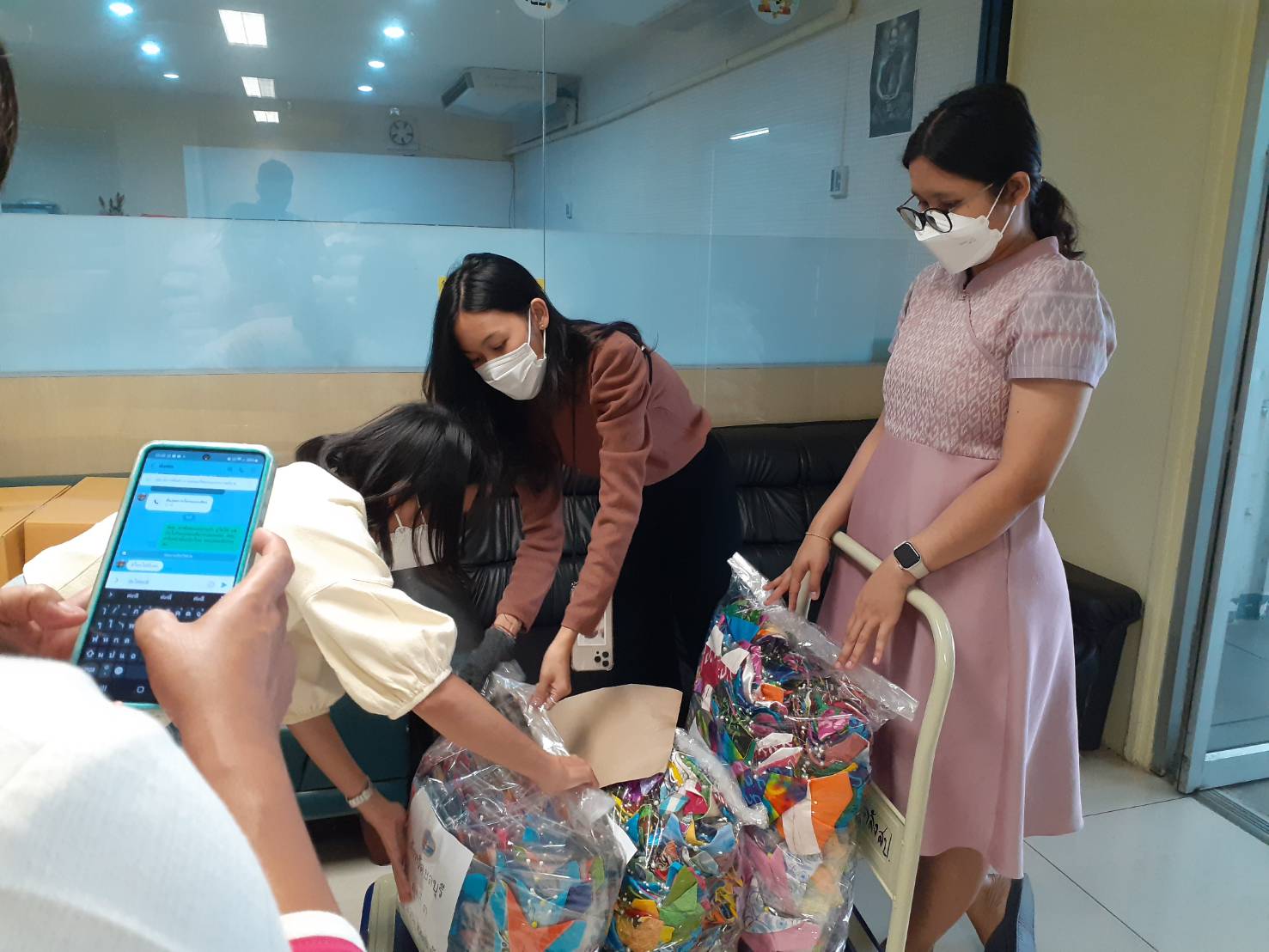 #พช.ชลบุรี# ส่งมอบผีเสื้อที่ประดิษฐ์จากเศษผ้าไทยเพื่อสนับสนุนการออกร้านของสมาคมแม่บ้านมหาดไทย ในการออกร้านงานกาชาด ปี 2565