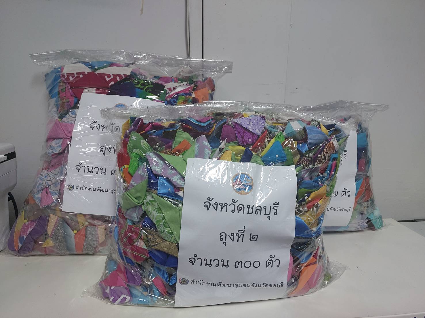 #พช.ชลบุรี# ส่งมอบผีเสื้อที่ประดิษฐ์จากเศษผ้าไทยเพื่อสนับสนุนการออกร้านของสมาคมแม่บ้านมหาดไทย ในการออกร้านงานกาชาด ปี 2565