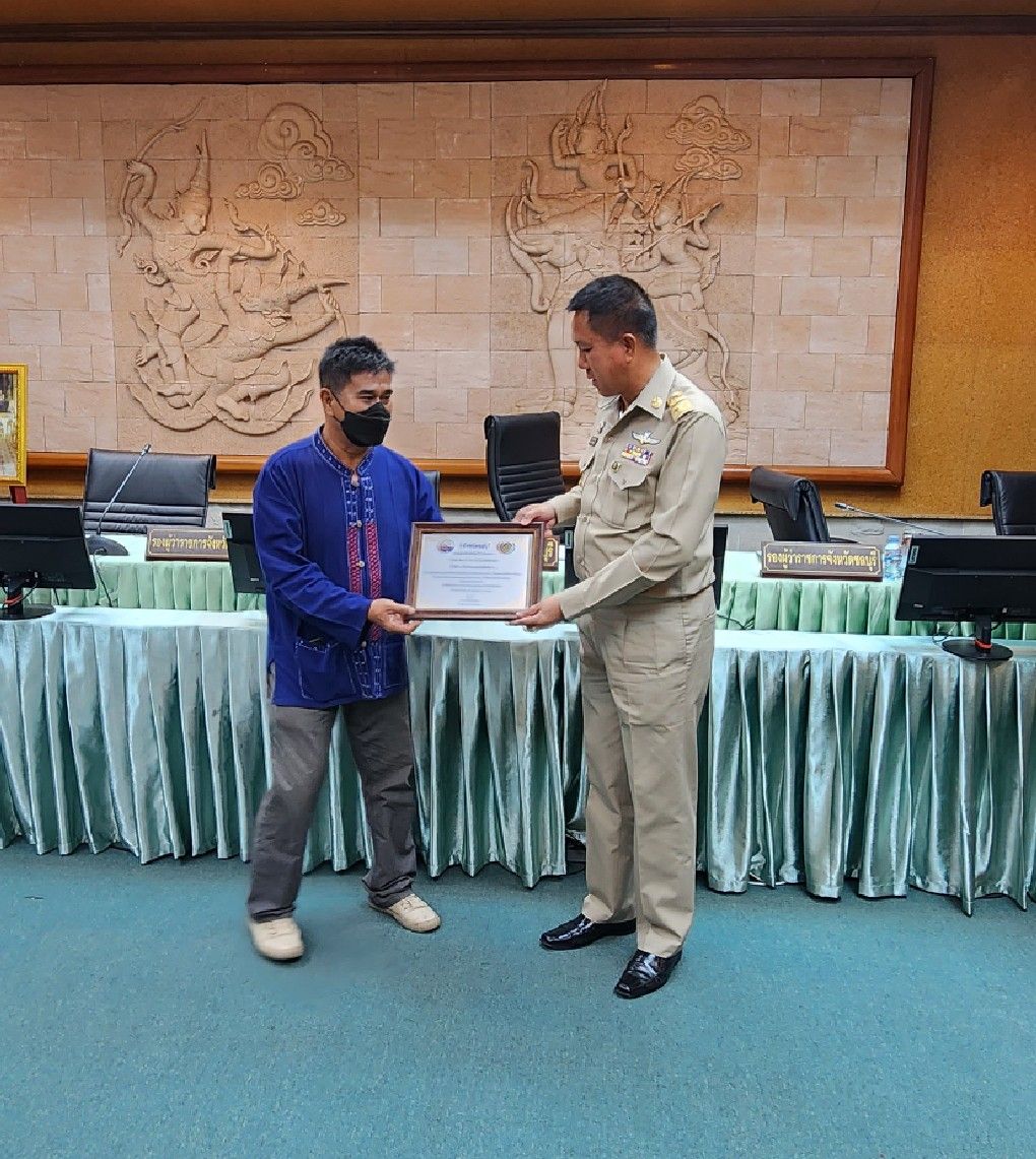 พช.ชลบุรี ร่วมกับคณะกรรมการพัฒนาสตรีจังหวัดชลบุรี (กพสจ.) จัดกิจกรรมประกวดออกแบบผลิตภัณฑ์ที่ประยุกต์จากแบบลายผ้าพระราชทาน “ผ้าขิตลายนารีรัตนราชกัญญา”