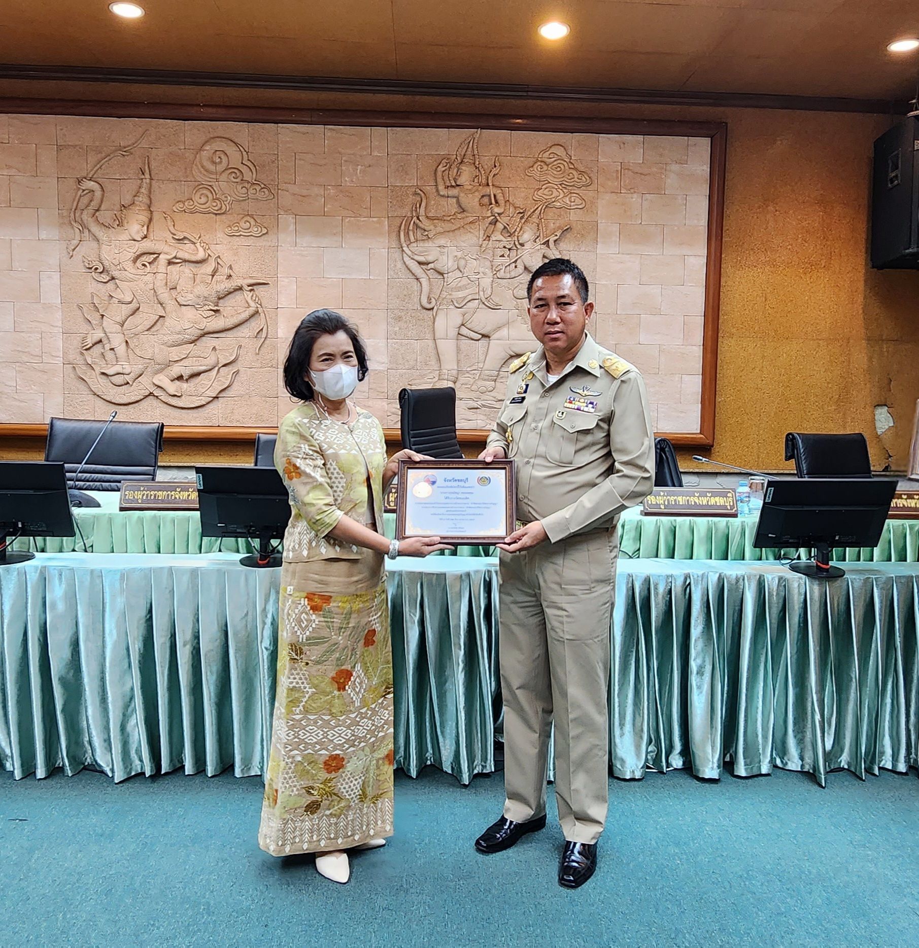 พช.ชลบุรี ร่วมกับคณะกรรมการพัฒนาสตรีจังหวัดชลบุรี (กพสจ.) จัดกิจกรรมประกวดออกแบบผลิตภัณฑ์ที่ประยุกต์จากแบบลายผ้าพระราชทาน “ผ้าขิตลายนารีรัตนราชกัญญา”