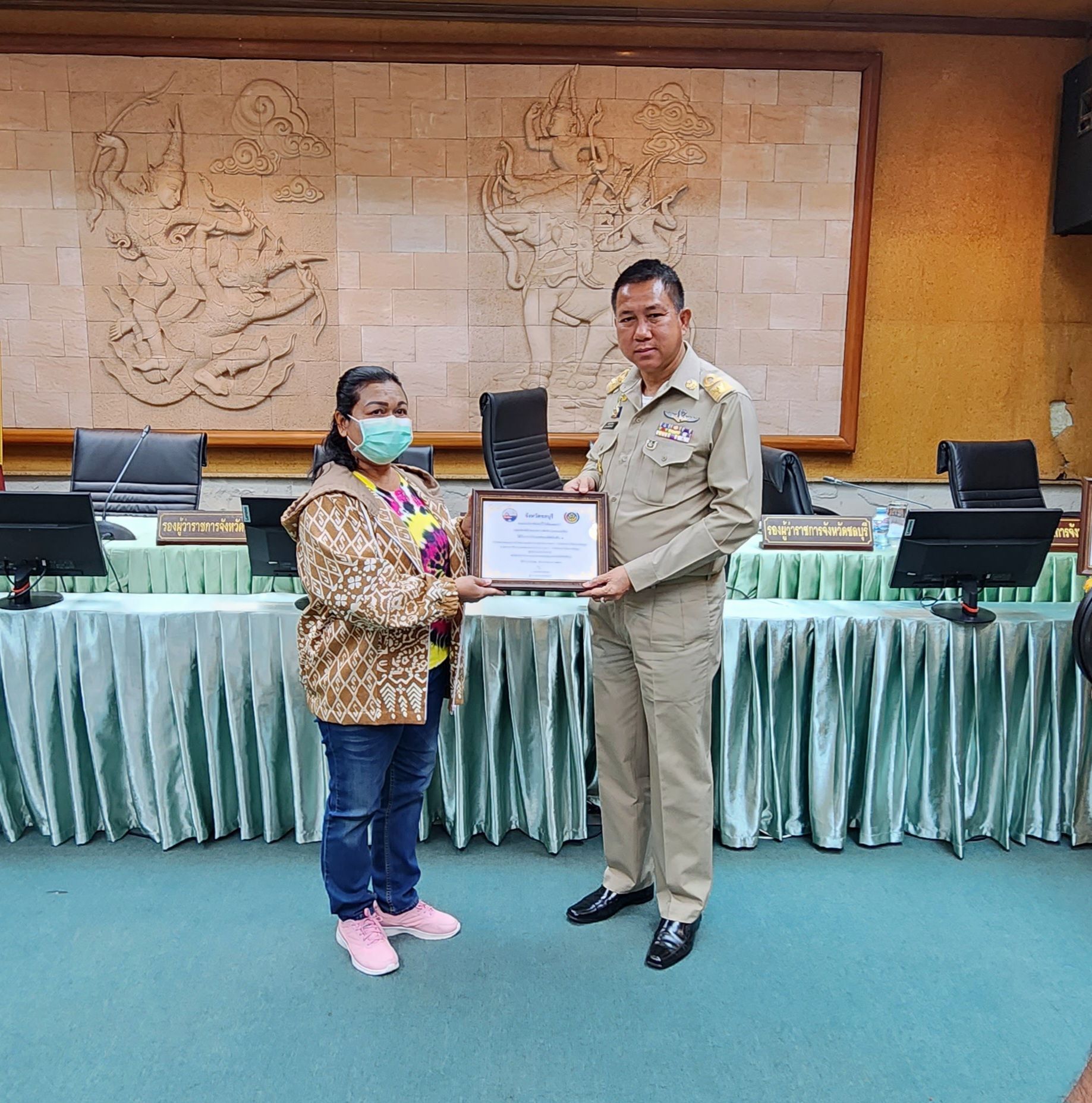 พช.ชลบุรี ร่วมกับคณะกรรมการพัฒนาสตรีจังหวัดชลบุรี (กพสจ.) จัดกิจกรรมประกวดออกแบบผลิตภัณฑ์ที่ประยุกต์จากแบบลายผ้าพระราชทาน “ผ้าขิตลายนารีรัตนราชกัญญา”