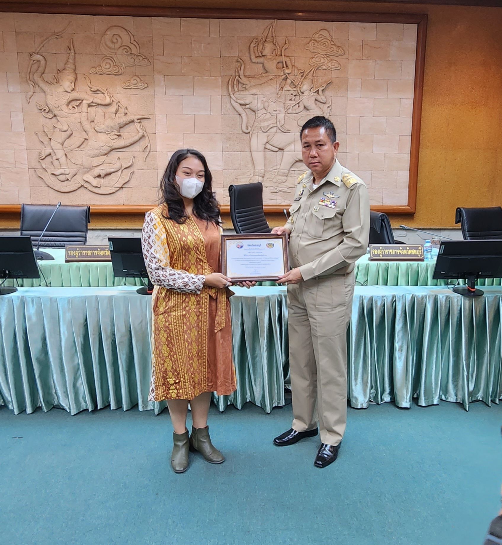 พช.ชลบุรี ร่วมกับคณะกรรมการพัฒนาสตรีจังหวัดชลบุรี (กพสจ.) จัดกิจกรรมประกวดออกแบบผลิตภัณฑ์ที่ประยุกต์จากแบบลายผ้าพระราชทาน “ผ้าขิตลายนารีรัตนราชกัญญา”