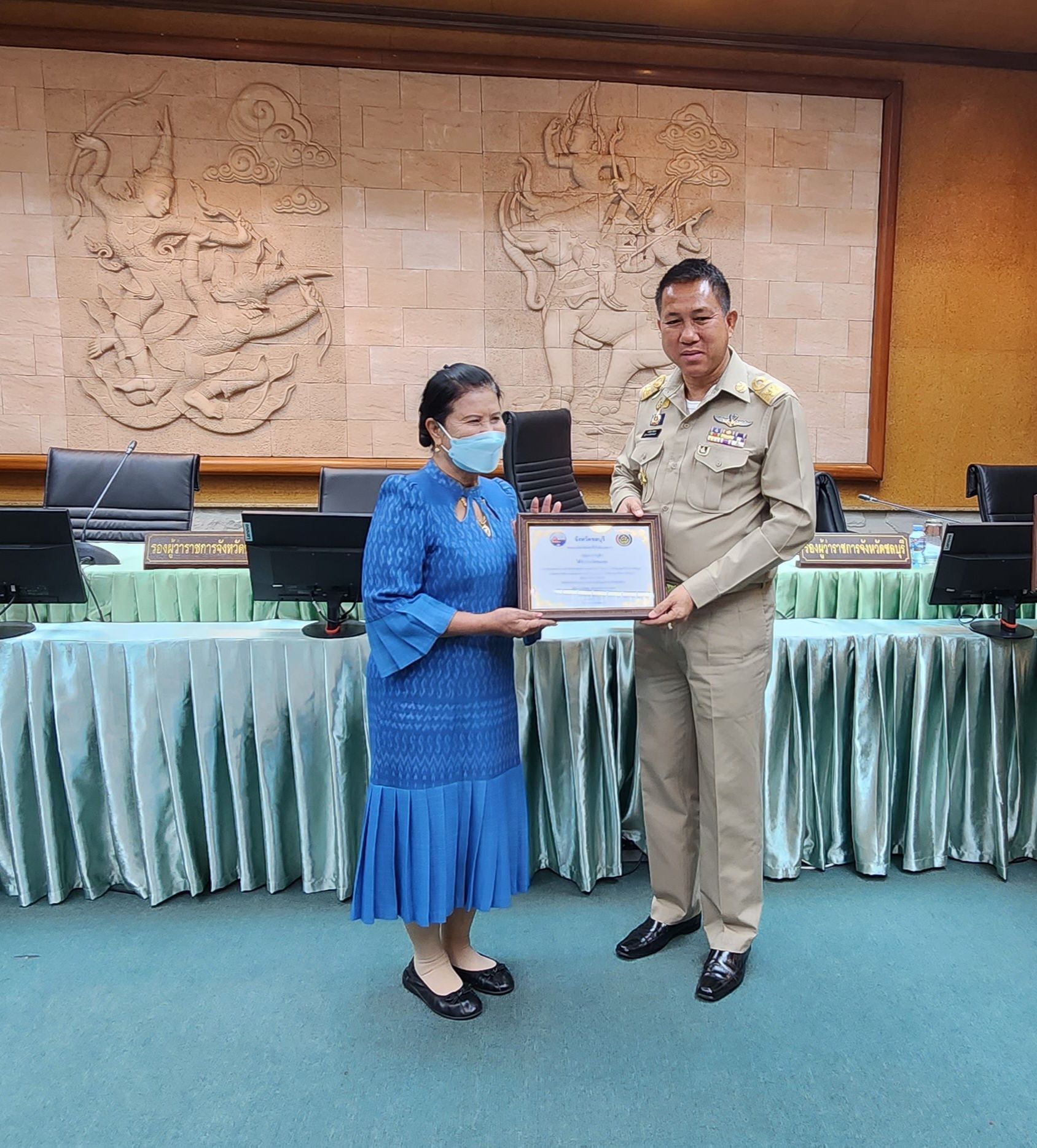 พช.ชลบุรี ร่วมกับคณะกรรมการพัฒนาสตรีจังหวัดชลบุรี (กพสจ.) จัดกิจกรรมประกวดออกแบบผลิตภัณฑ์ที่ประยุกต์จากแบบลายผ้าพระราชทาน “ผ้าขิตลายนารีรัตนราชกัญญา”