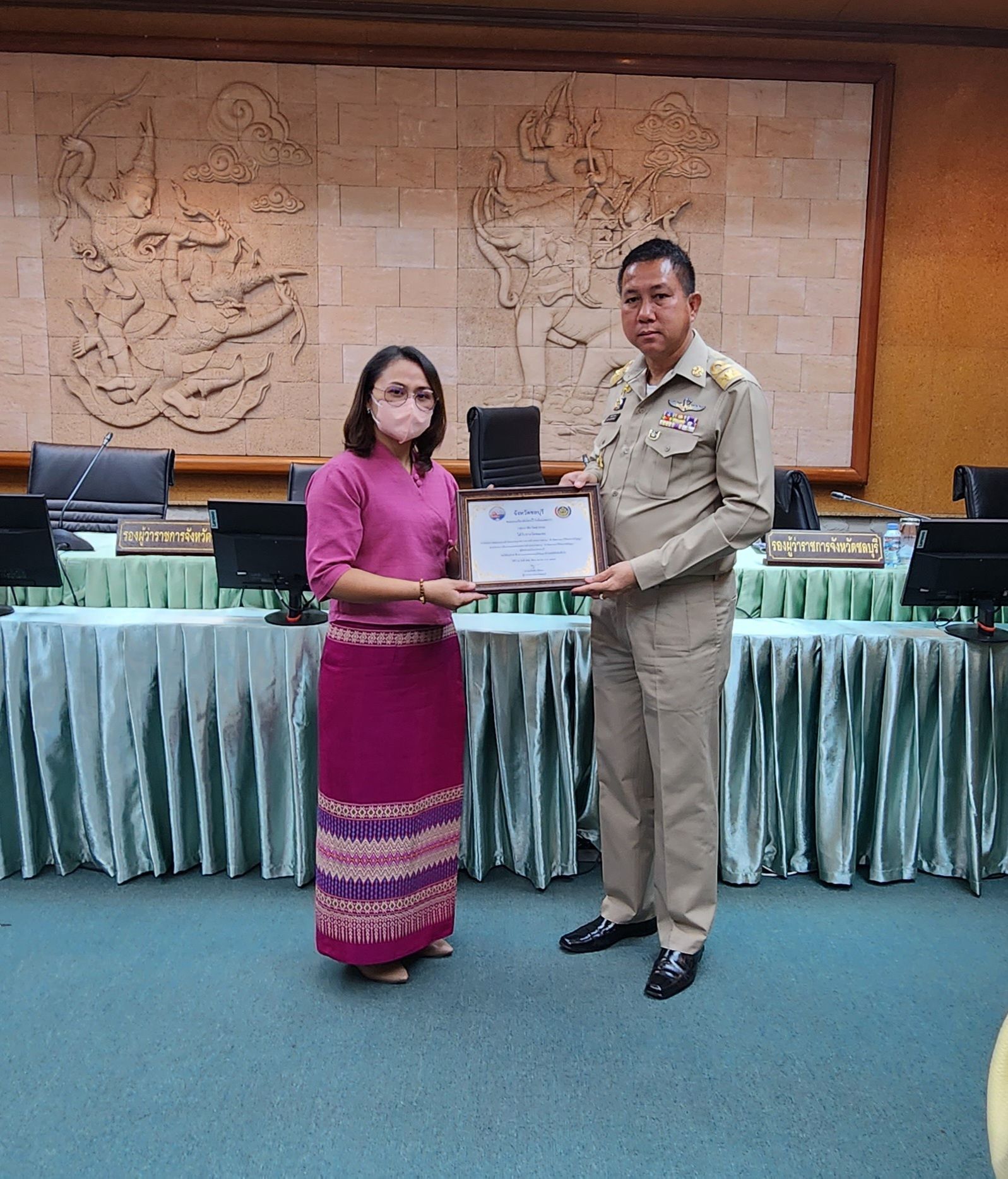 พช.ชลบุรี ร่วมกับคณะกรรมการพัฒนาสตรีจังหวัดชลบุรี (กพสจ.) จัดกิจกรรมประกวดออกแบบผลิตภัณฑ์ที่ประยุกต์จากแบบลายผ้าพระราชทาน “ผ้าขิตลายนารีรัตนราชกัญญา”