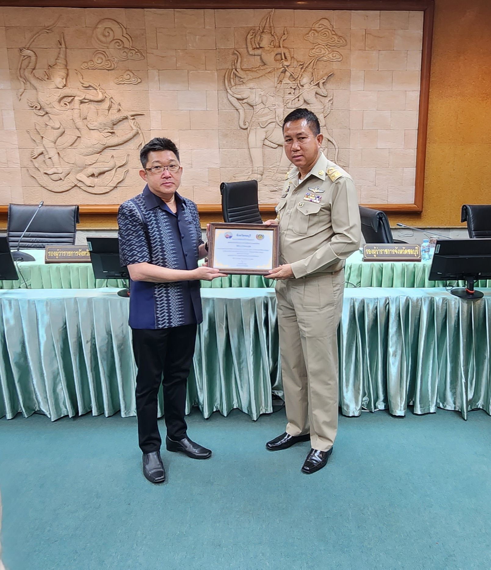 พช.ชลบุรี ร่วมกับคณะกรรมการพัฒนาสตรีจังหวัดชลบุรี (กพสจ.) จัดกิจกรรมประกวดออกแบบผลิตภัณฑ์ที่ประยุกต์จากแบบลายผ้าพระราชทาน “ผ้าขิตลายนารีรัตนราชกัญญา”