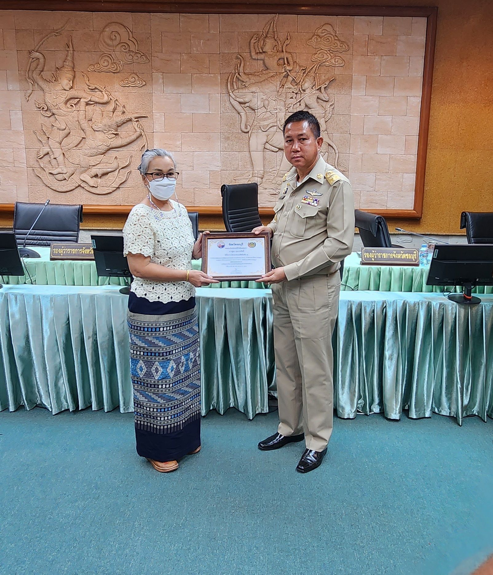 พช.ชลบุรี ร่วมกับคณะกรรมการพัฒนาสตรีจังหวัดชลบุรี (กพสจ.) จัดกิจกรรมประกวดออกแบบผลิตภัณฑ์ที่ประยุกต์จากแบบลายผ้าพระราชทาน “ผ้าขิตลายนารีรัตนราชกัญญา”