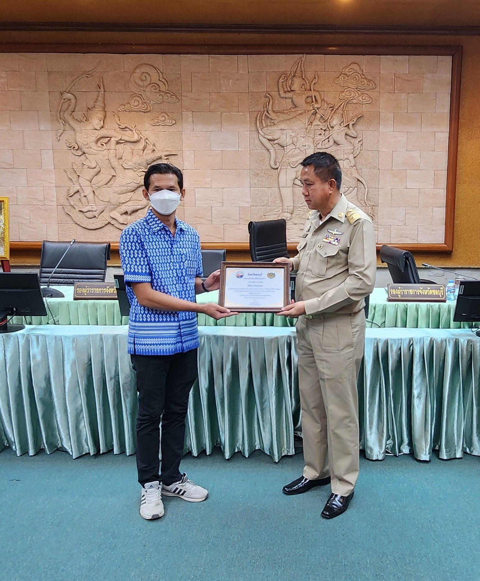 พช.ชลบุรี ร่วมกับคณะกรรมการพัฒนาสตรีจังหวัดชลบุรี (กพสจ.) จัดกิจกรรมประกวดออกแบบผลิตภัณฑ์ที่ประยุกต์จากแบบลายผ้าพระราชทาน “ผ้าขิตลายนารีรัตนราชกัญญา”