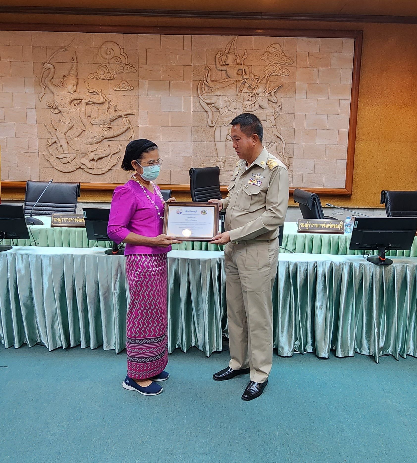 พช.ชลบุรี ร่วมกับคณะกรรมการพัฒนาสตรีจังหวัดชลบุรี (กพสจ.) จัดกิจกรรมประกวดออกแบบผลิตภัณฑ์ที่ประยุกต์จากแบบลายผ้าพระราชทาน “ผ้าขิตลายนารีรัตนราชกัญญา”