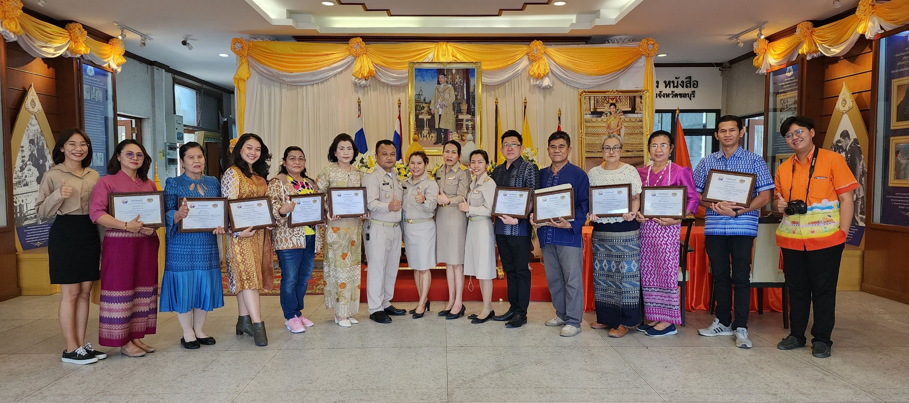 พช.ชลบุรี ร่วมกับคณะกรรมการพัฒนาสตรีจังหวัดชลบุรี (กพสจ.) จัดกิจกรรมประกวดออกแบบผลิตภัณฑ์ที่ประยุกต์จากแบบลายผ้าพระราชทาน “ผ้าขิตลายนารีรัตนราชกัญญา”