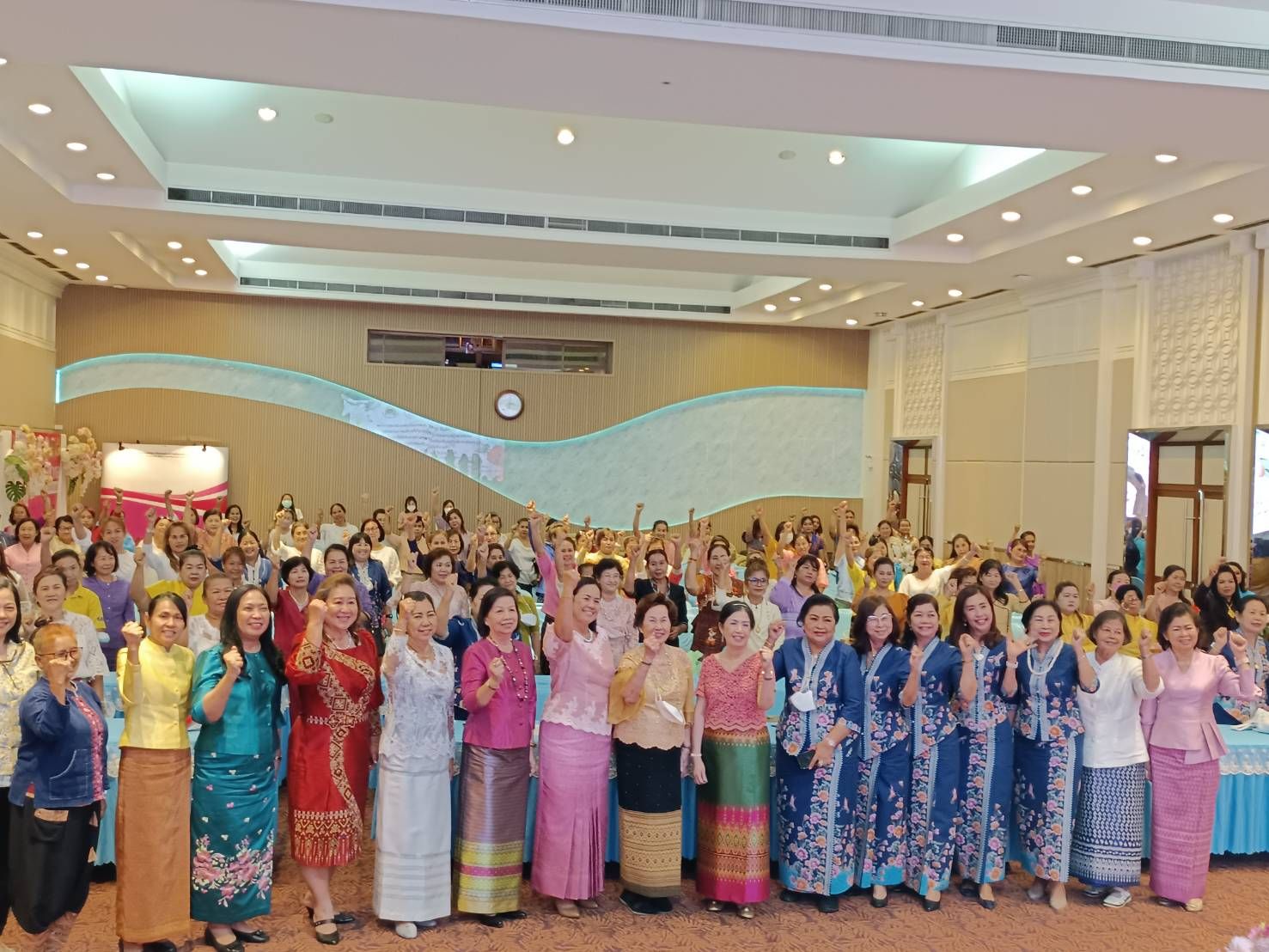 พช.ชลบุรี จัดโครงการสตรีชลบุรีกับความเป็นพลเมืองคุณภาพและความรู้ความเข้าใจที่เกี่ยวกับการปกครองระบอบประชาธิปไตยอันมีพระมหากษัตริย์ทรงเป็นประมุขเนื่องในวันสตรีสากล