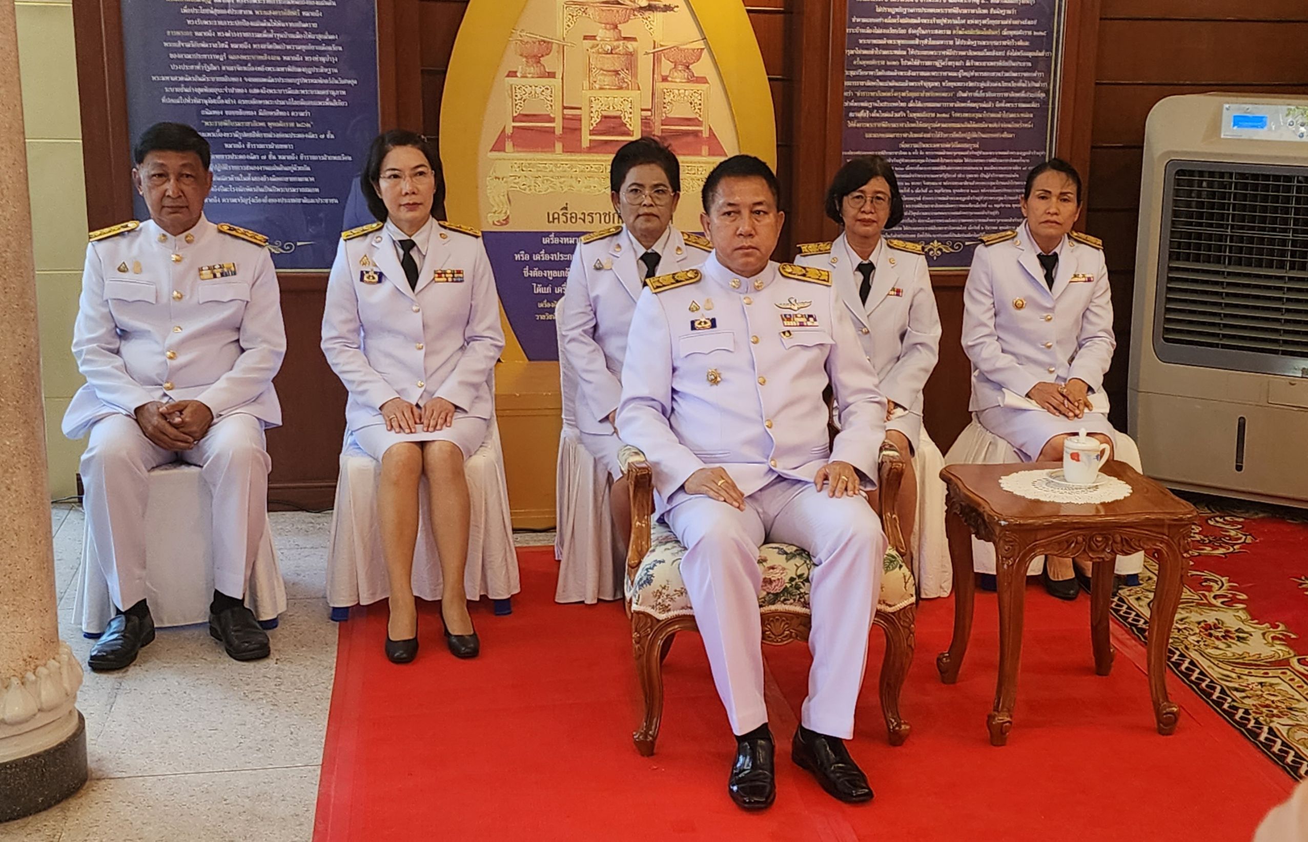 จังหวัดชลบุรี จัดพิธีมอบลายผ้าพระราชทาน “ผ้าลายดอกรักราชกัญญา”