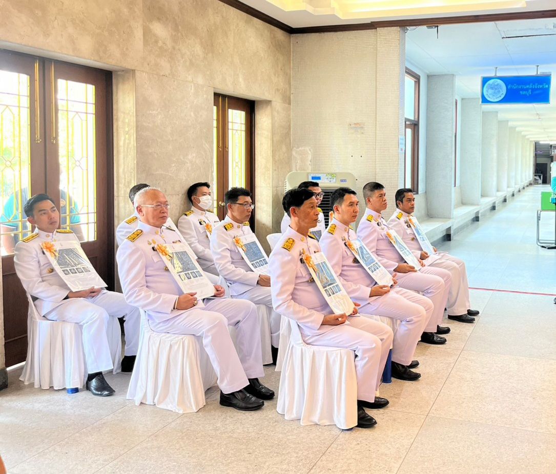 จังหวัดชลบุรี จัดพิธีมอบลายผ้าพระราชทาน “ผ้าลายดอกรักราชกัญญา”