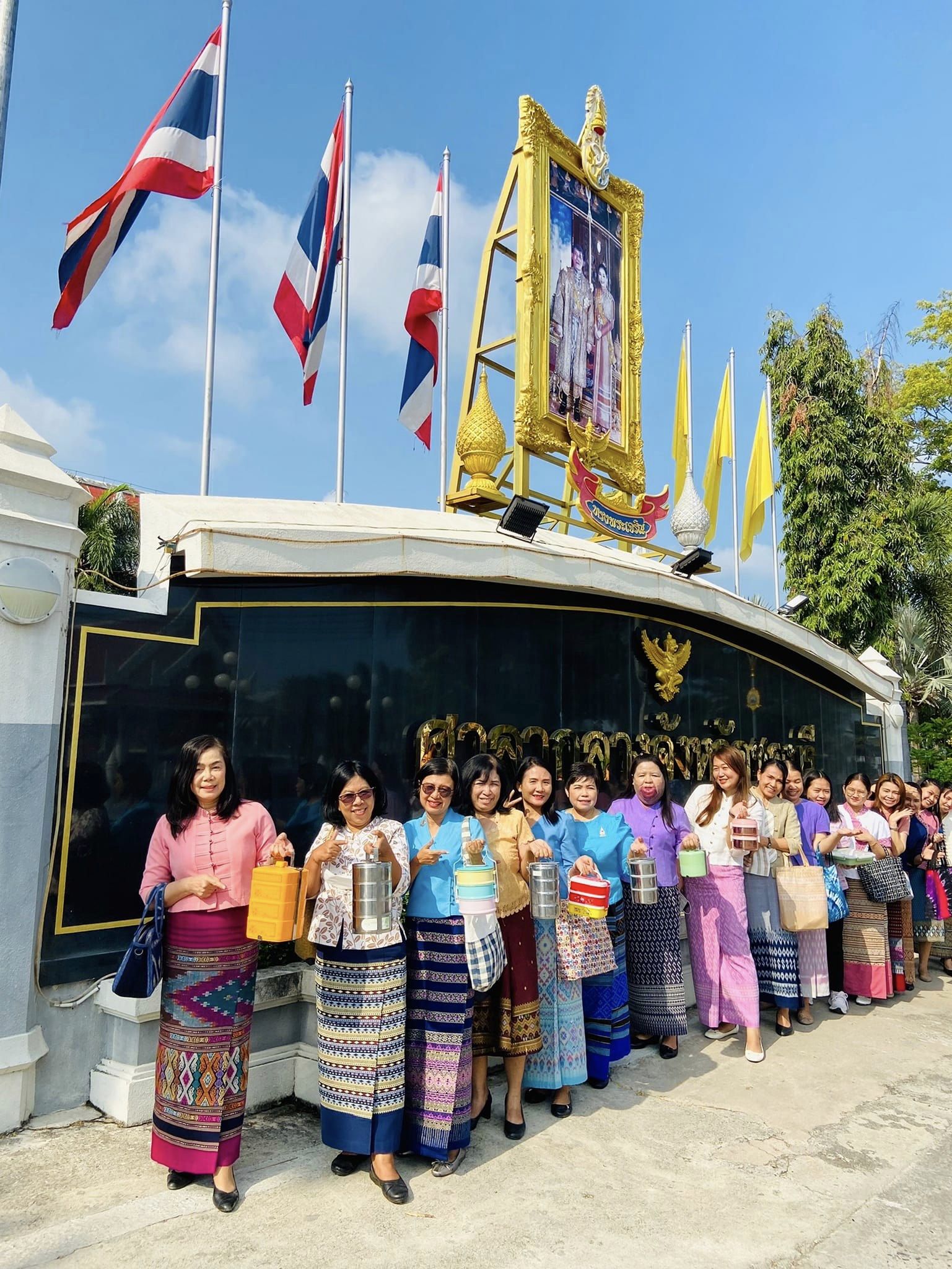 พช.ชลบุรี  จัดโครงการ พช.ชลบุรีรักษ์โลก ร่วมกันปฏิบัติการ 5ส คัดแยกขยะ โดยยึดหลัก 3R และลด ละ เลิก การใช้โฟมบรรจุอาหาร (No foam)