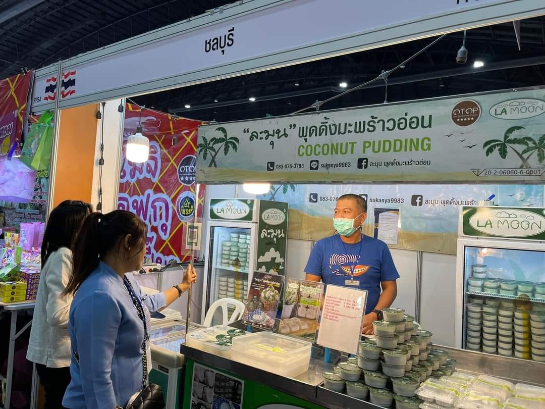 พช.ชลบุรี  ร่วมงาน “ศิลปาชีพประทีปไทย OTOP หลอมดวงใจ ด้วยพระบารมี ปี 2566” ภายใต้แนวคิด “ผ้าทอไทย สายใยแห่งพระเมตตา สร้างอาชีพปวงประชาอย่างยั่งยืน”