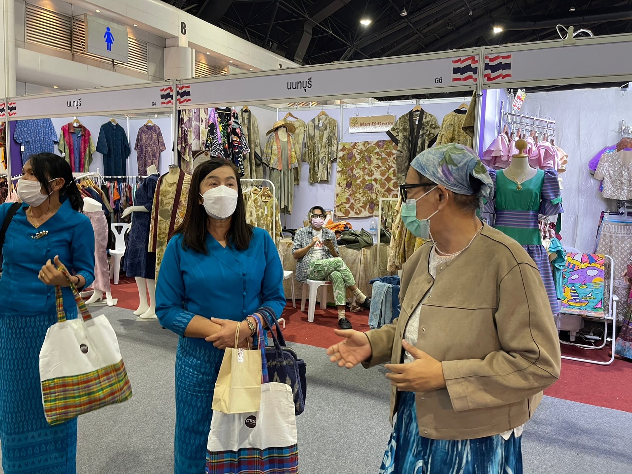 พช.ชลบุรี  ร่วมงาน “ศิลปาชีพประทีปไทย OTOP หลอมดวงใจ ด้วยพระบารมี ปี 2566” ภายใต้แนวคิด “ผ้าทอไทย สายใยแห่งพระเมตตา สร้างอาชีพปวงประชาอย่างยั่งยืน”