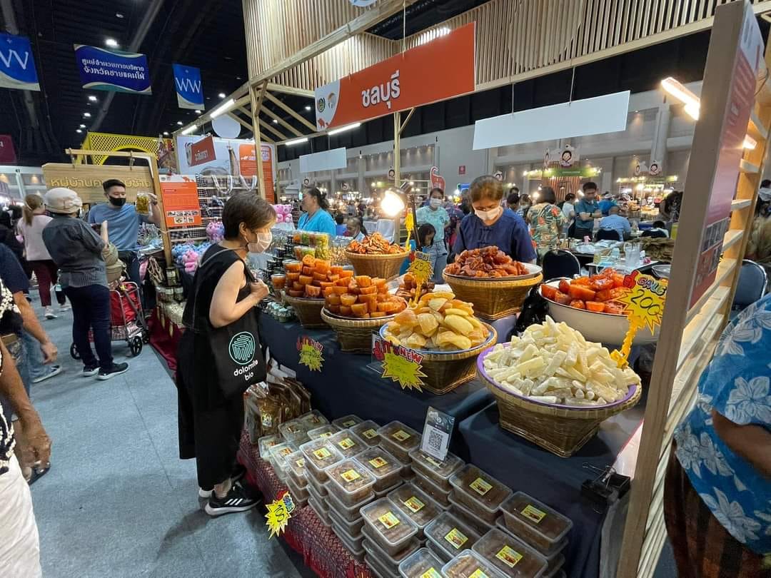 พช.ชลบุรี  ร่วมงาน “ศิลปาชีพประทีปไทย OTOP หลอมดวงใจ ด้วยพระบารมี ปี 2566” ภายใต้แนวคิด “ผ้าทอไทย สายใยแห่งพระเมตตา สร้างอาชีพปวงประชาอย่างยั่งยืน”