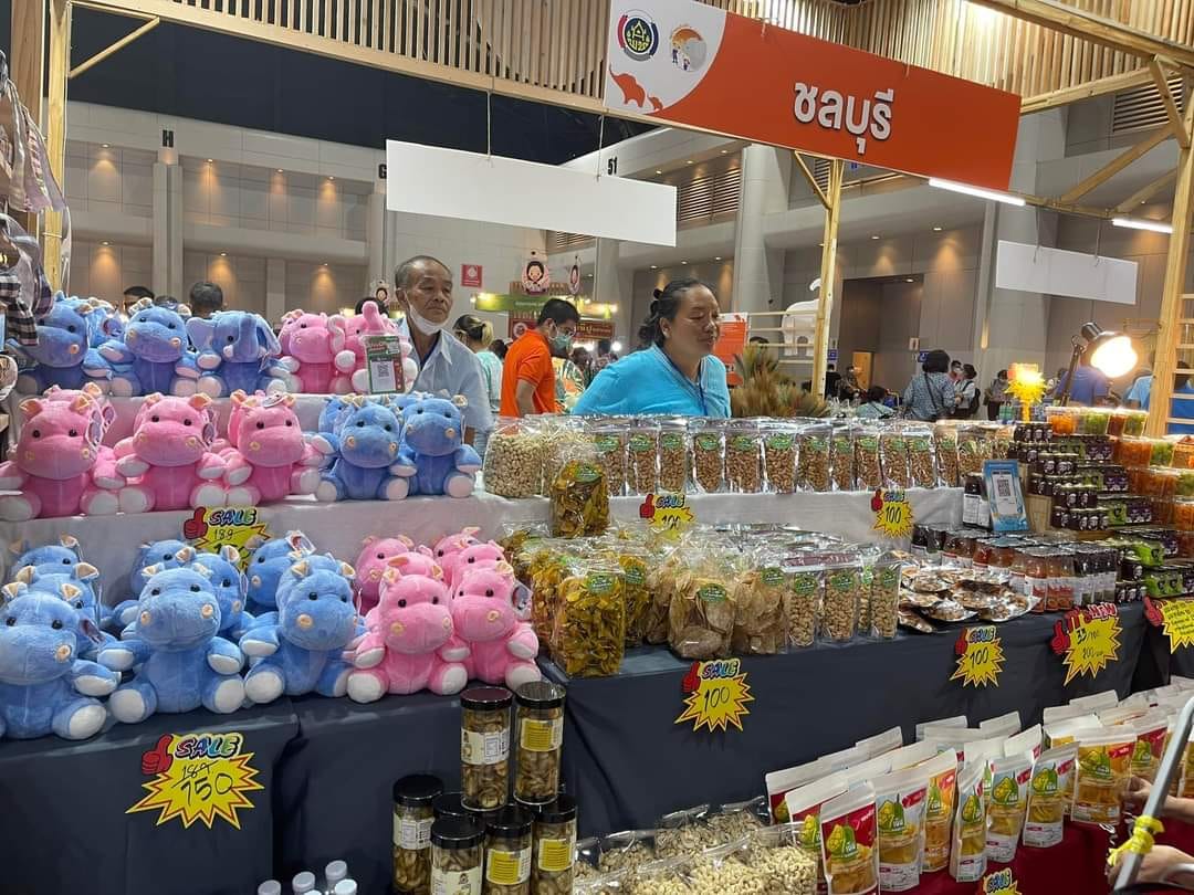 พช.ชลบุรี  ร่วมงาน “ศิลปาชีพประทีปไทย OTOP หลอมดวงใจ ด้วยพระบารมี ปี 2566” ภายใต้แนวคิด “ผ้าทอไทย สายใยแห่งพระเมตตา สร้างอาชีพปวงประชาอย่างยั่งยืน”