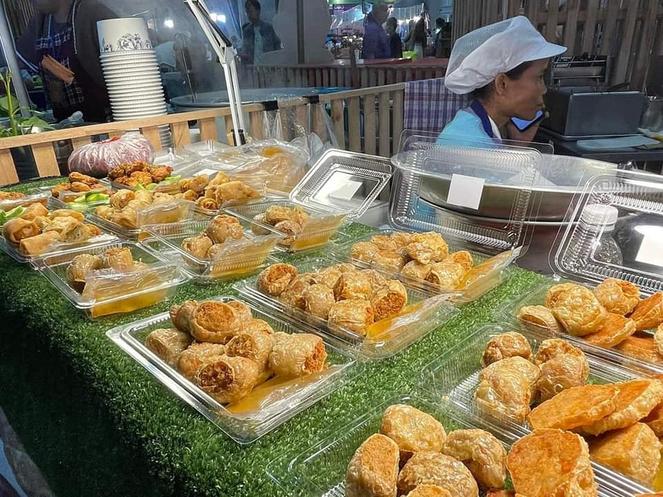 พช.ชลบุรี  ร่วมงาน “ศิลปาชีพประทีปไทย OTOP หลอมดวงใจ ด้วยพระบารมี ปี 2566” ภายใต้แนวคิด “ผ้าทอไทย สายใยแห่งพระเมตตา สร้างอาชีพปวงประชาอย่างยั่งยืน”