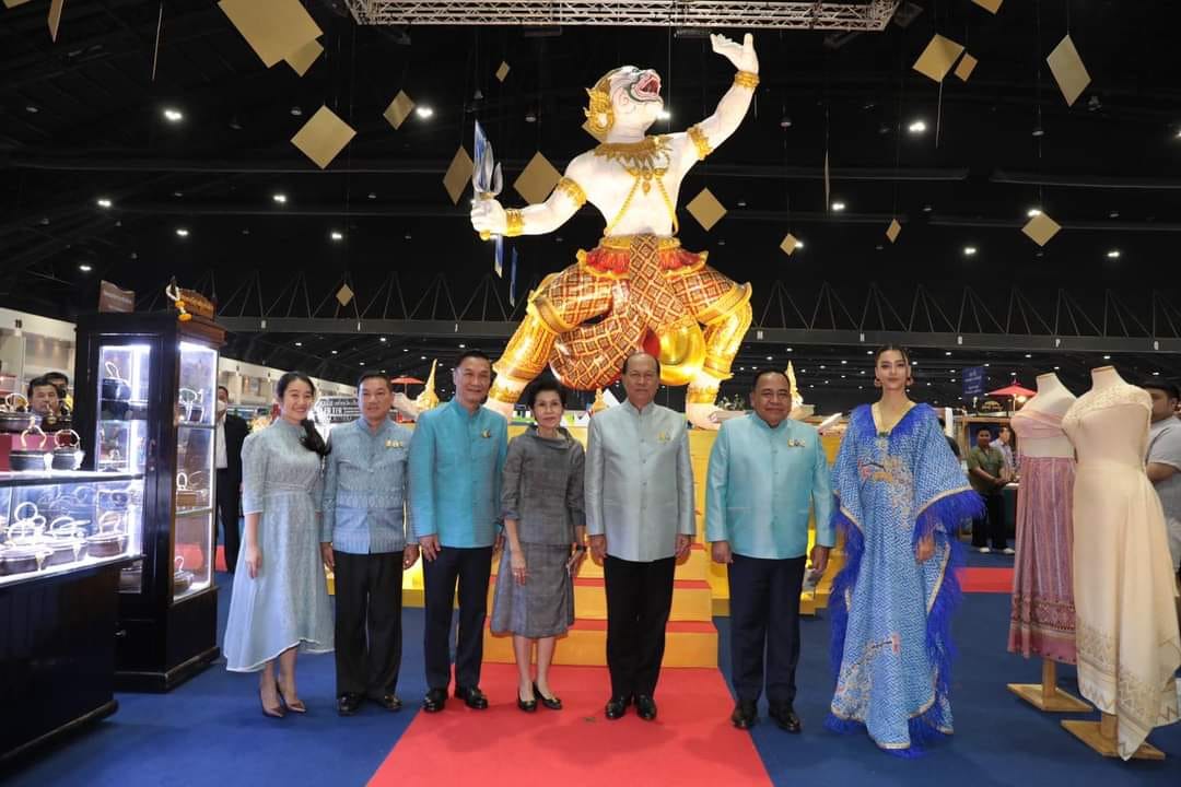 พช.ชลบุรี  ร่วมงาน “ศิลปาชีพประทีปไทย OTOP หลอมดวงใจ ด้วยพระบารมี ปี 2566” ภายใต้แนวคิด “ผ้าทอไทย สายใยแห่งพระเมตตา สร้างอาชีพปวงประชาอย่างยั่งยืน”