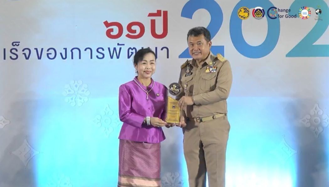 ?พช.ชลบุรี ร่วมพิธีมอบโล่รางวัลพระราชทานสมเด็จพระกนิษฐาธิราชเจ้า กรมสมเด็จพระเทพรัตนราชสุดา ฯ สยามบรมราชกุมารี ตามโครงการแสดงผลสำเร็จของการพัฒนา วันพัฒนาชุมชน ครั้งที่ 12 ปี 2566 (CD DAY 2023)