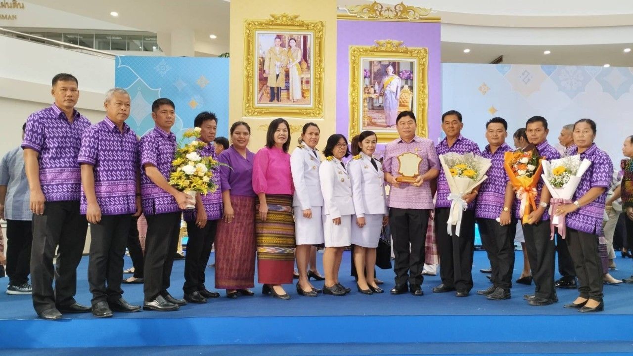 ?พช.ชลบุรี ร่วมพิธีมอบโล่รางวัลพระราชทานสมเด็จพระกนิษฐาธิราชเจ้า กรมสมเด็จพระเทพรัตนราชสุดา ฯ สยามบรมราชกุมารี ตามโครงการแสดงผลสำเร็จของการพัฒนา วันพัฒนาชุมชน ครั้งที่ 12 ปี 2566 (CD DAY 2023)