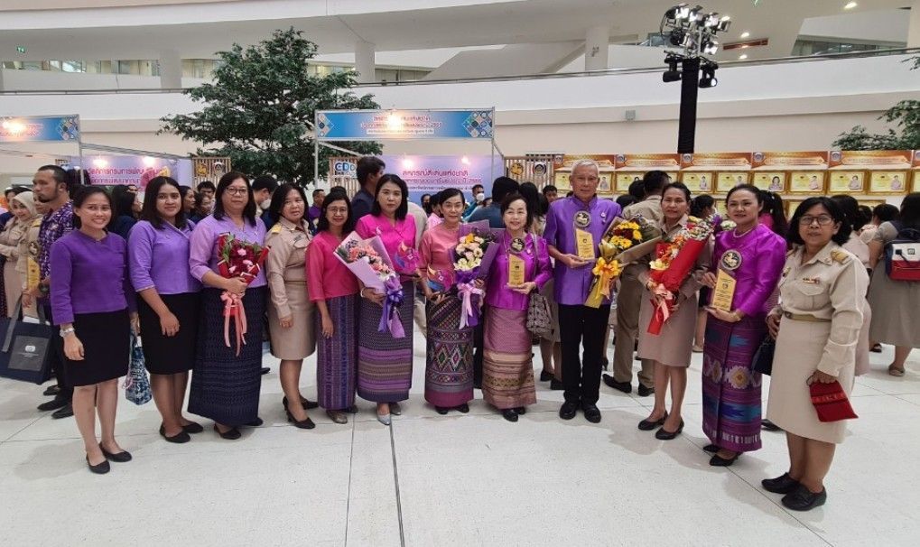 ?พช.ชลบุรี ร่วมพิธีมอบโล่รางวัลพระราชทานสมเด็จพระกนิษฐาธิราชเจ้า กรมสมเด็จพระเทพรัตนราชสุดา ฯ สยามบรมราชกุมารี ตามโครงการแสดงผลสำเร็จของการพัฒนา วันพัฒนาชุมชน ครั้งที่ 12 ปี 2566 (CD DAY 2023)