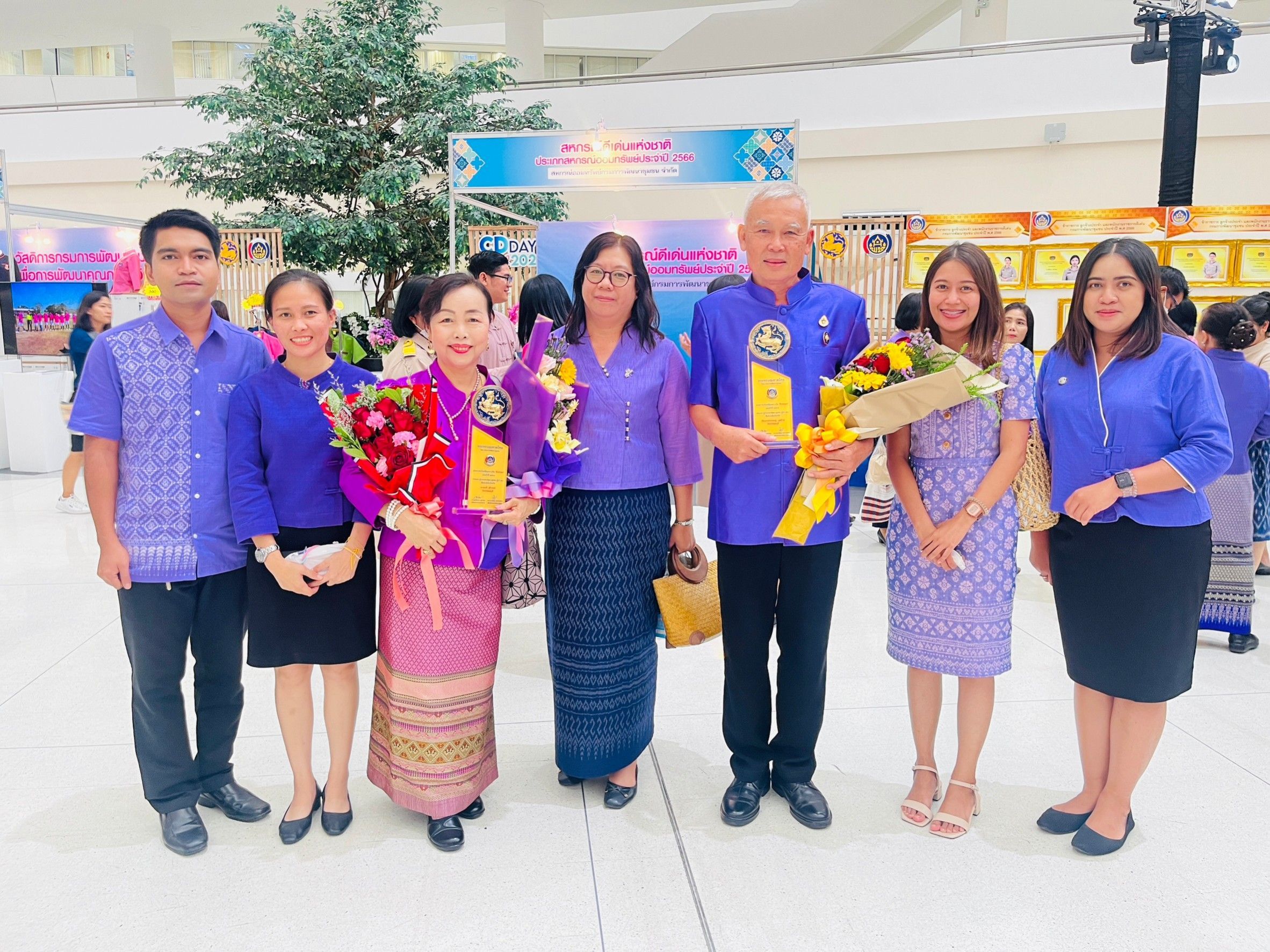 ?พช.ชลบุรี ร่วมพิธีมอบโล่รางวัลพระราชทานสมเด็จพระกนิษฐาธิราชเจ้า กรมสมเด็จพระเทพรัตนราชสุดา ฯ สยามบรมราชกุมารี ตามโครงการแสดงผลสำเร็จของการพัฒนา วันพัฒนาชุมชน ครั้งที่ 12 ปี 2566 (CD DAY 2023)